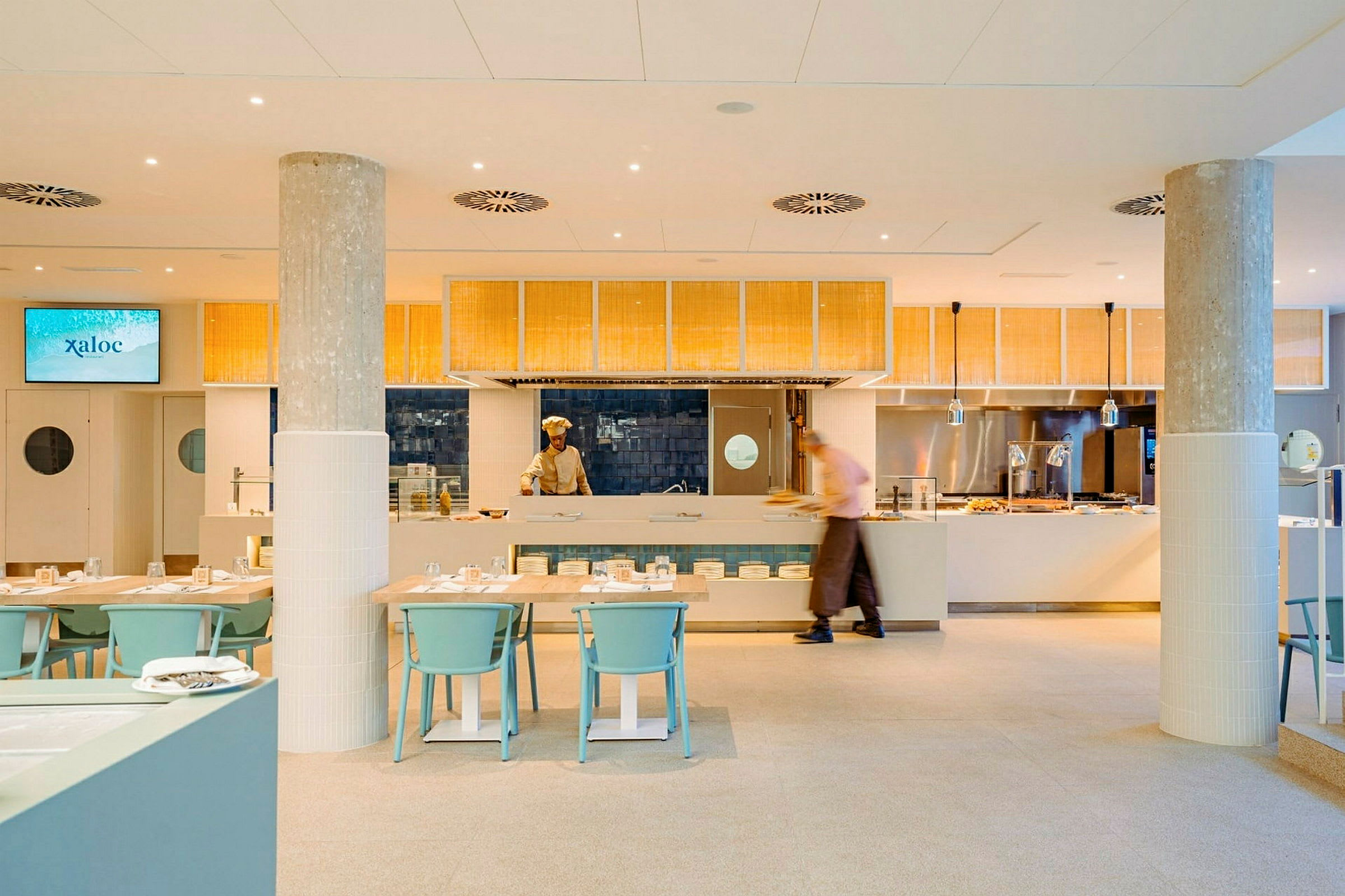 Restaurant med åpent kjøkken og moderne møbler. (AI-generert tekst)