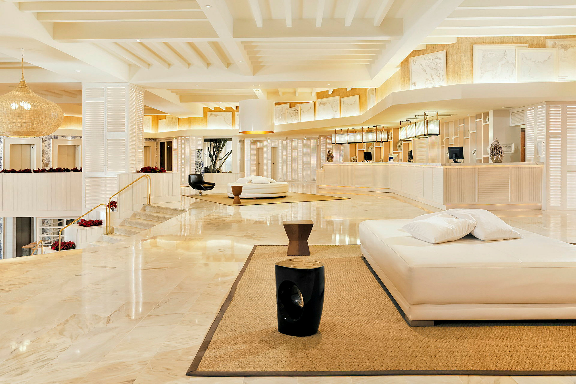 Hotellobby med marmorgulv, moderne møbler og resepsjonen i bakgrunnen. (AI-generert tekst)