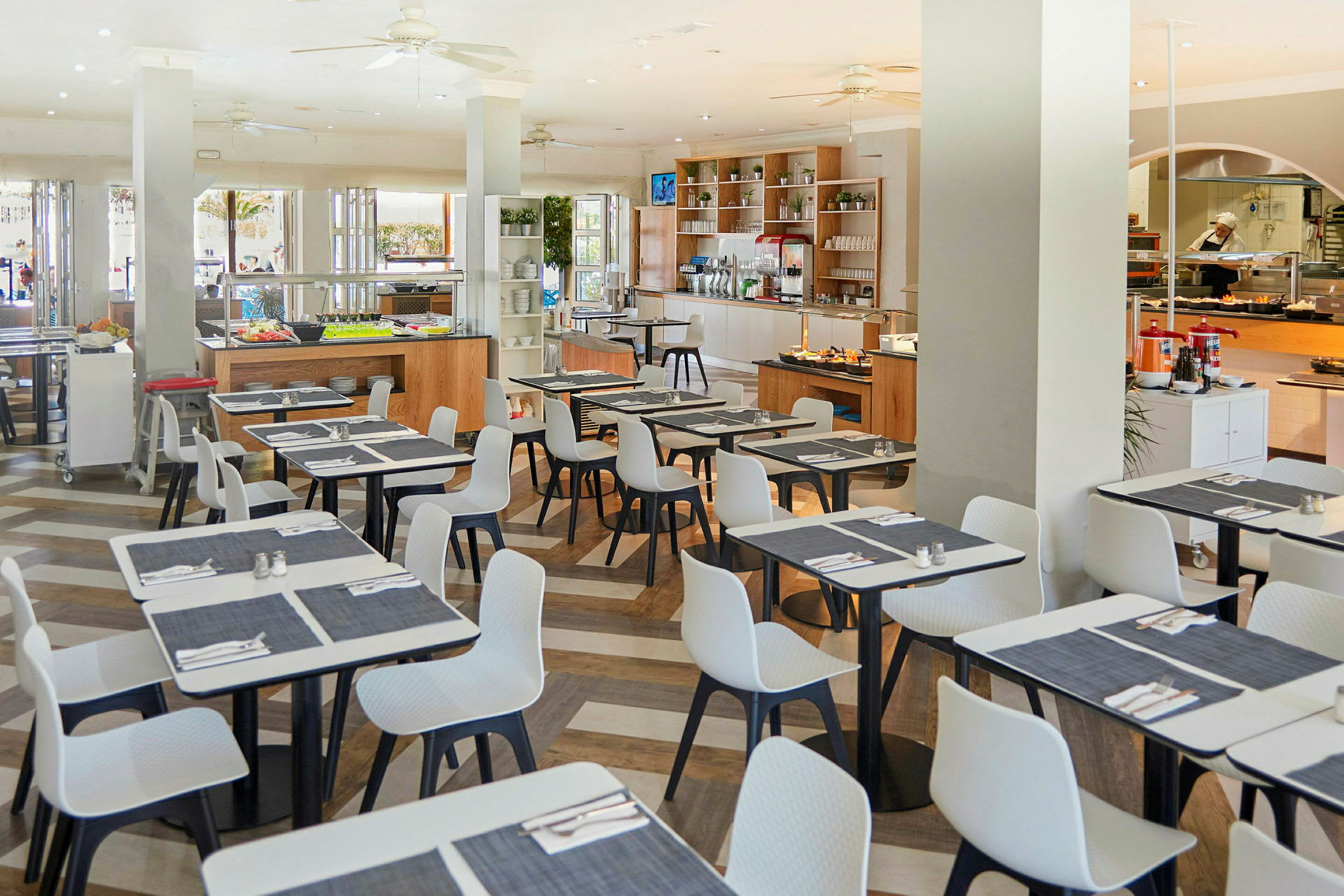 Bilde av en restaurant med dekkede bord og matbuffé. (AI-generert tekst)