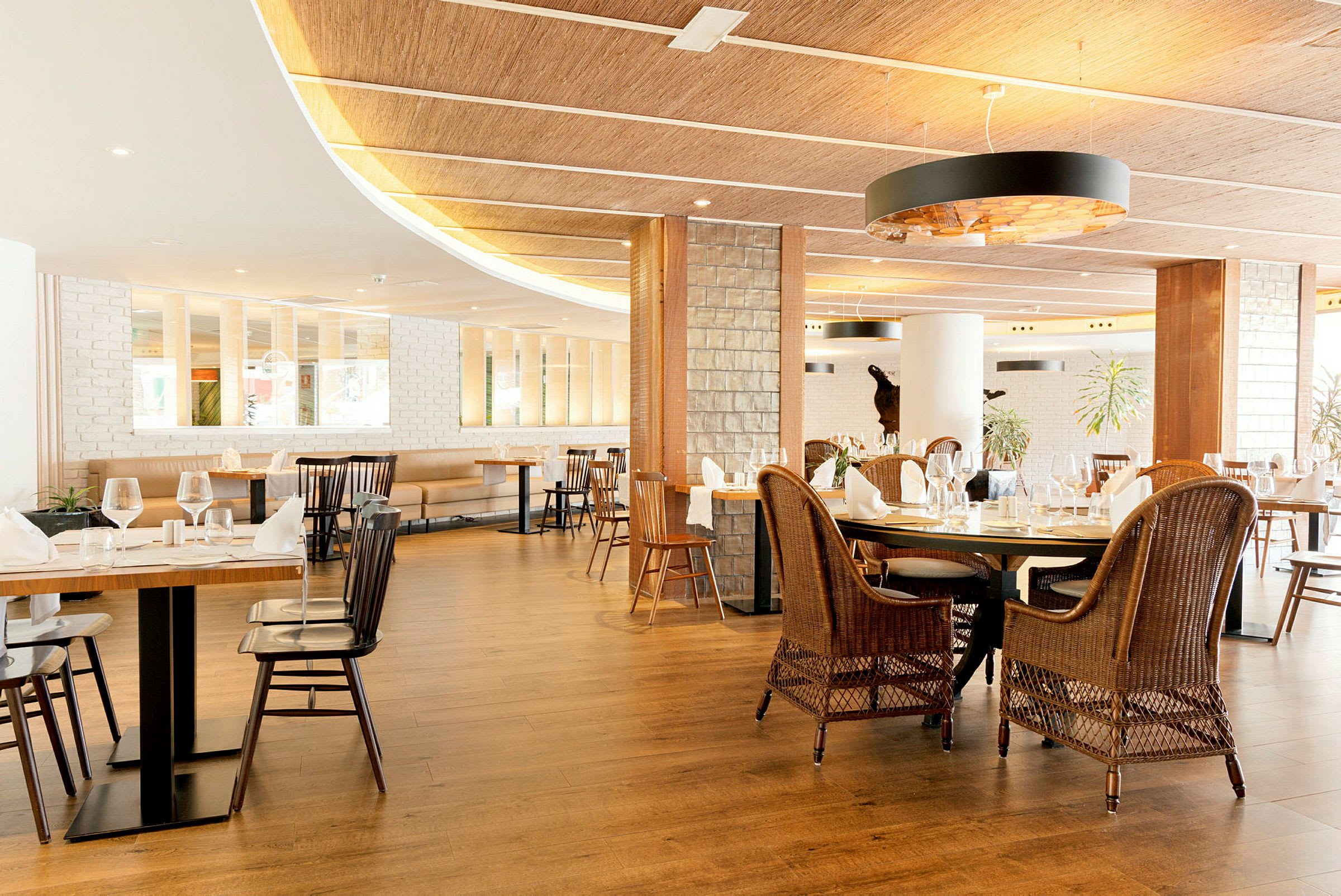En moderne restaurant med elegante møbler og dekkede bord. (AI-generert tekst)