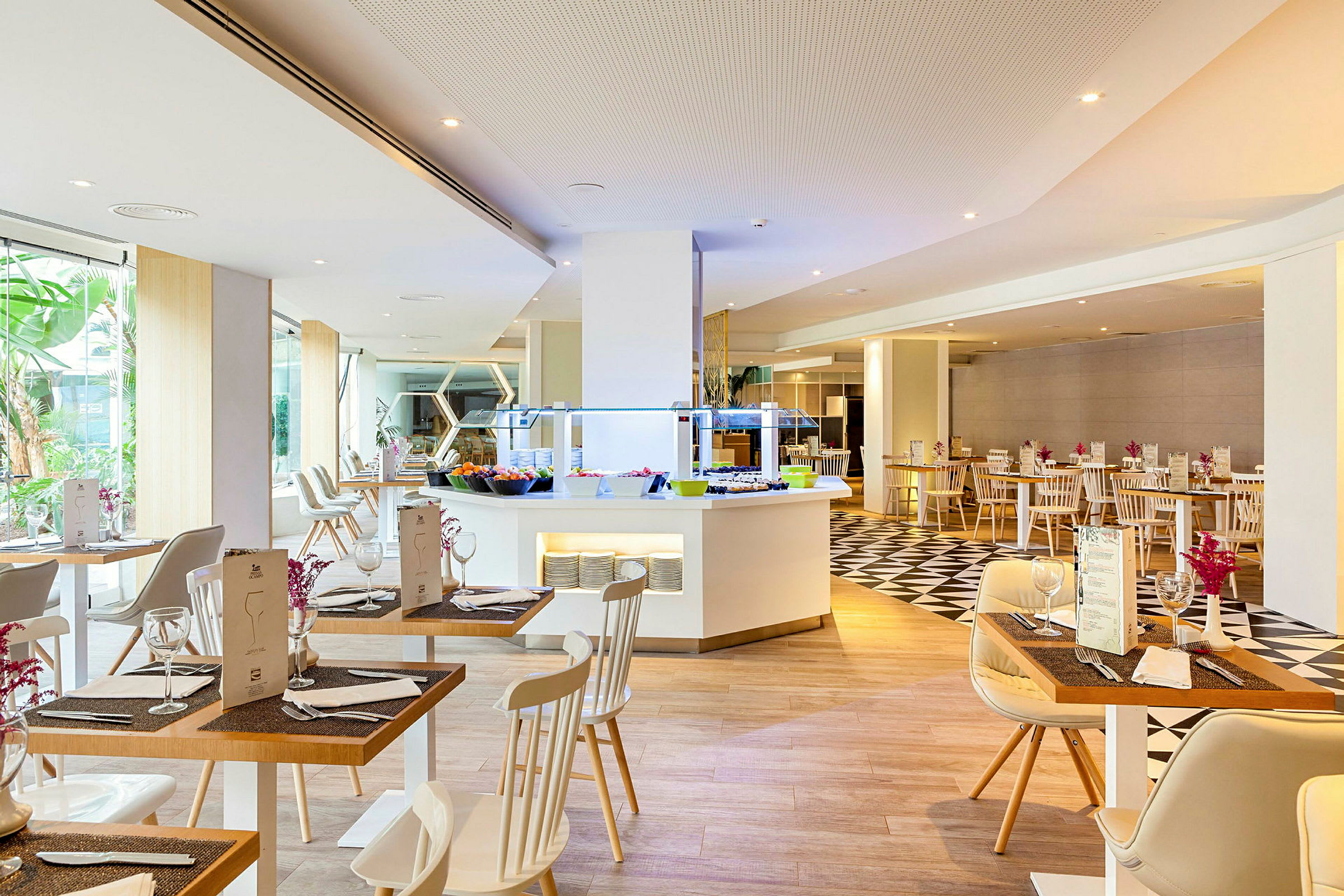 Restaurant med dekkede bord og en buffédisk i en lys og moderne atmosfære. (AI-generert tekst)