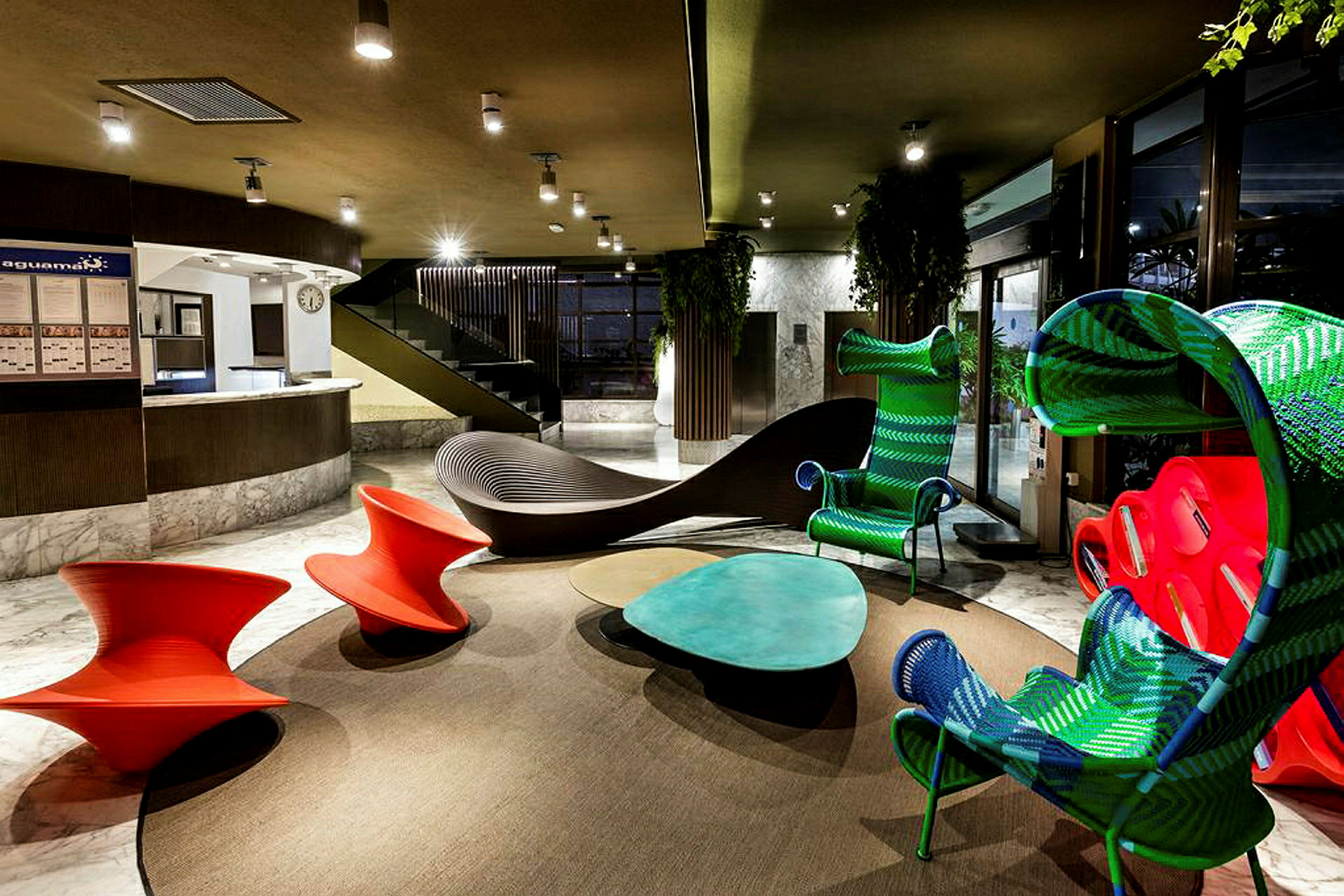 En hotellobby med moderne design og fargerike møbler. (AI-generert tekst)