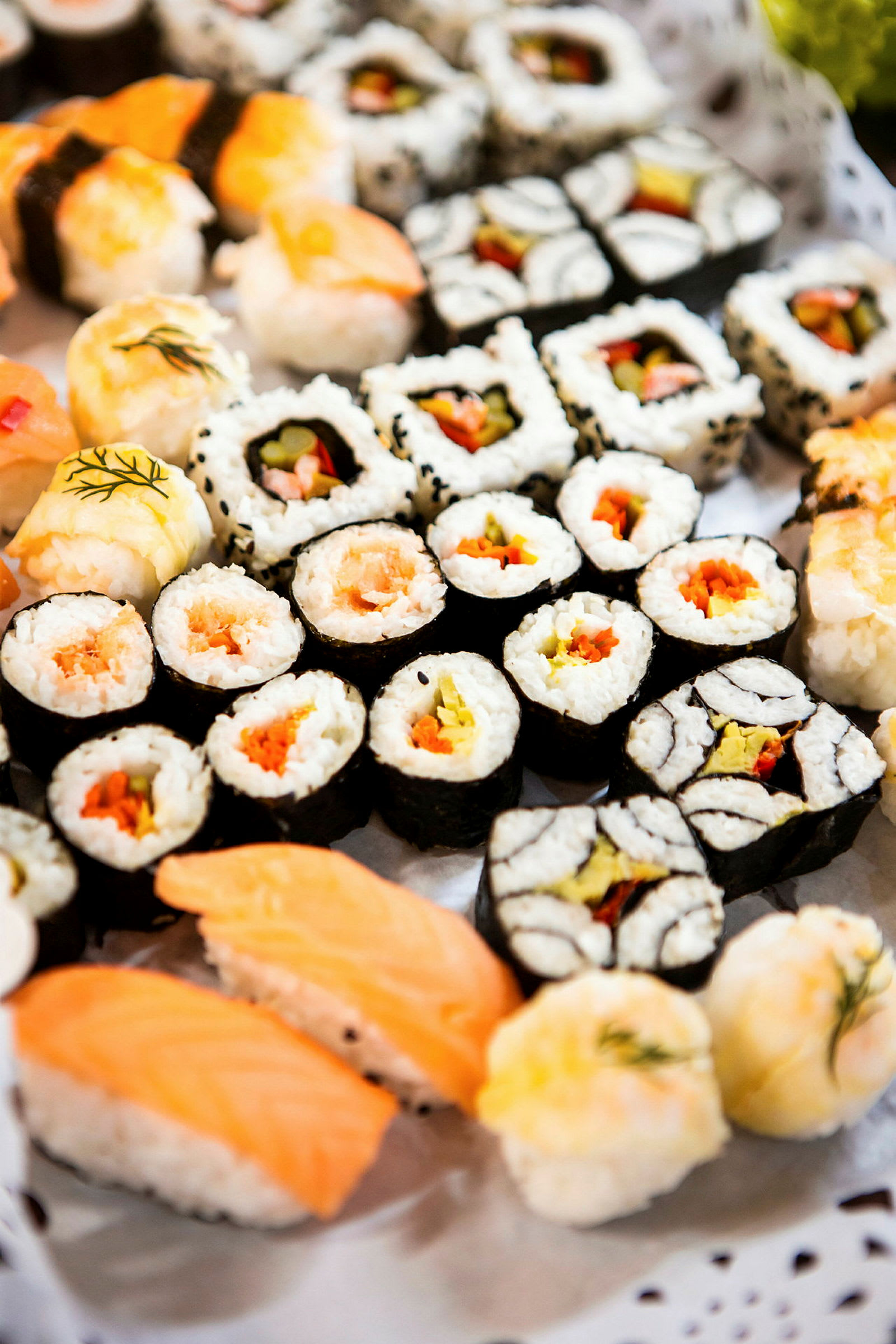 En tallerken med et utvalg av forskjellige typer sushi. (AI-generert tekst)