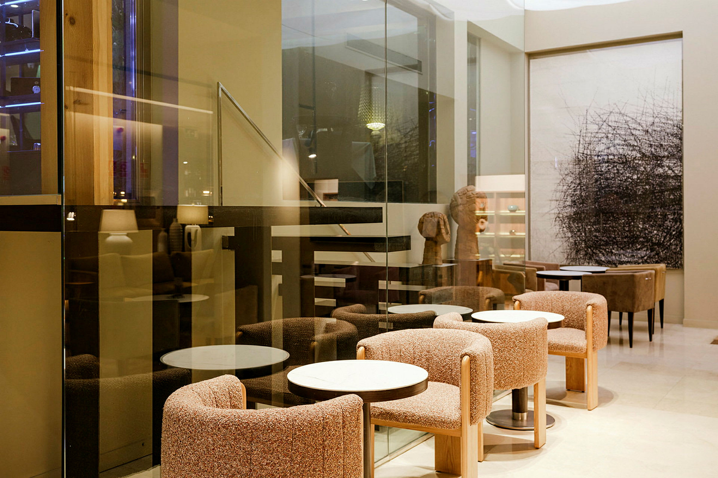 Hotellounge med moderne sitteplasser og glassvegger. (AI-generert tekst)