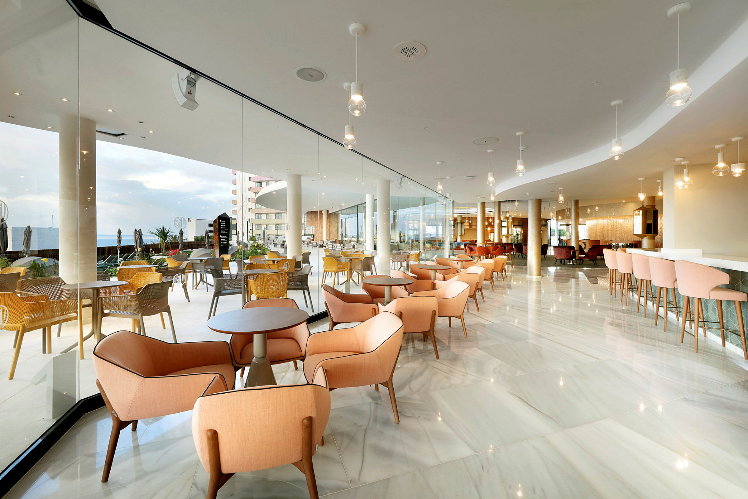 Moderne restaurantmiljø med lyse møbler og glassvegger. (AI-generert tekst)