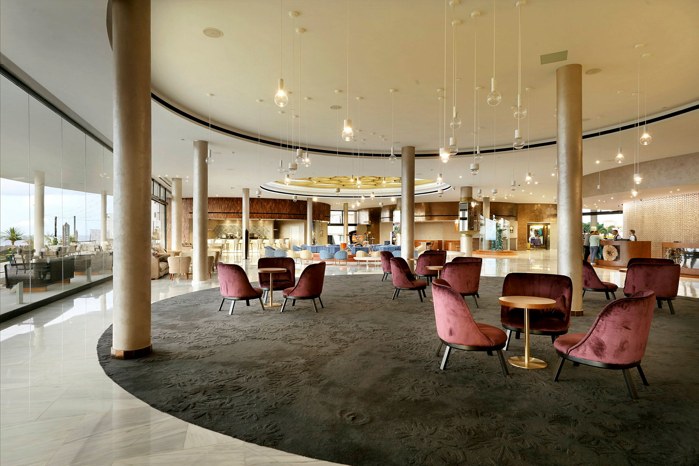 En hotellobby med sittegrupper og bord i et romslig og stilfullt miljø. (AI-generert tekst)