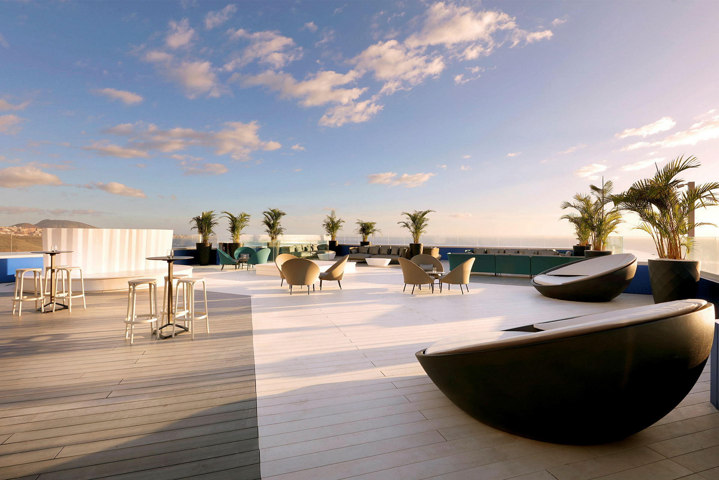 Terrasse med moderne sittemøbler, bord og dekorasjoner med havutsikt. (AI-generert tekst)