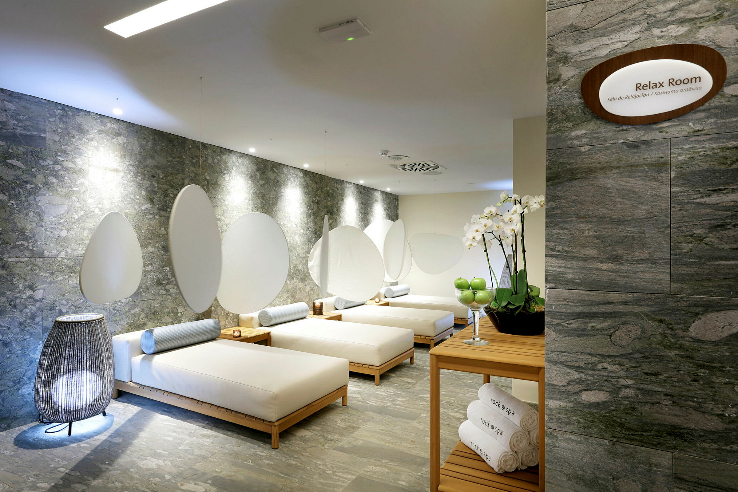Rom med spa-liggestoler og dekorative elementer. (AI-generert tekst)