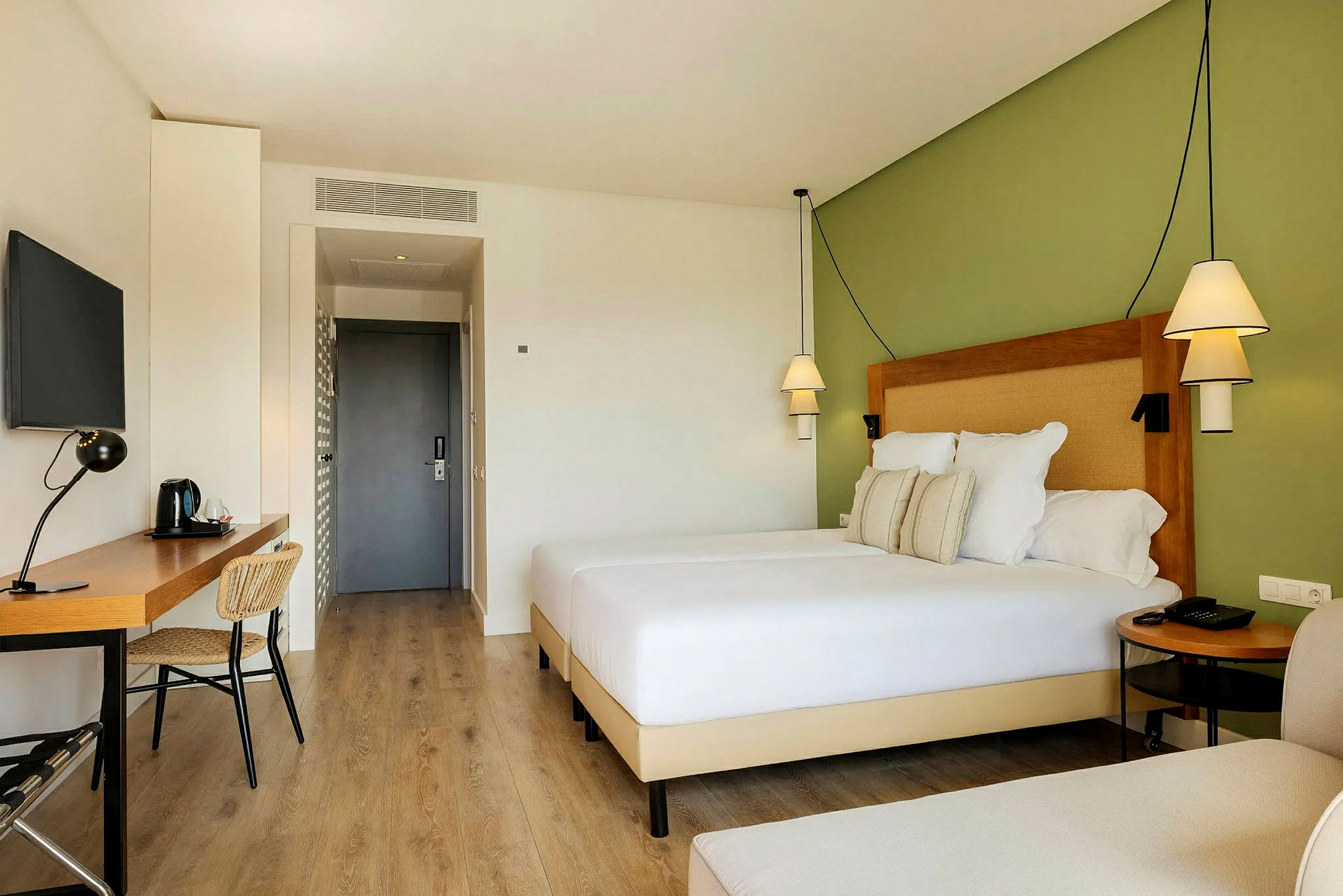 Moderne hotellrom med en dobbeltseng, skrivebord og stol. (AI-generert tekst)