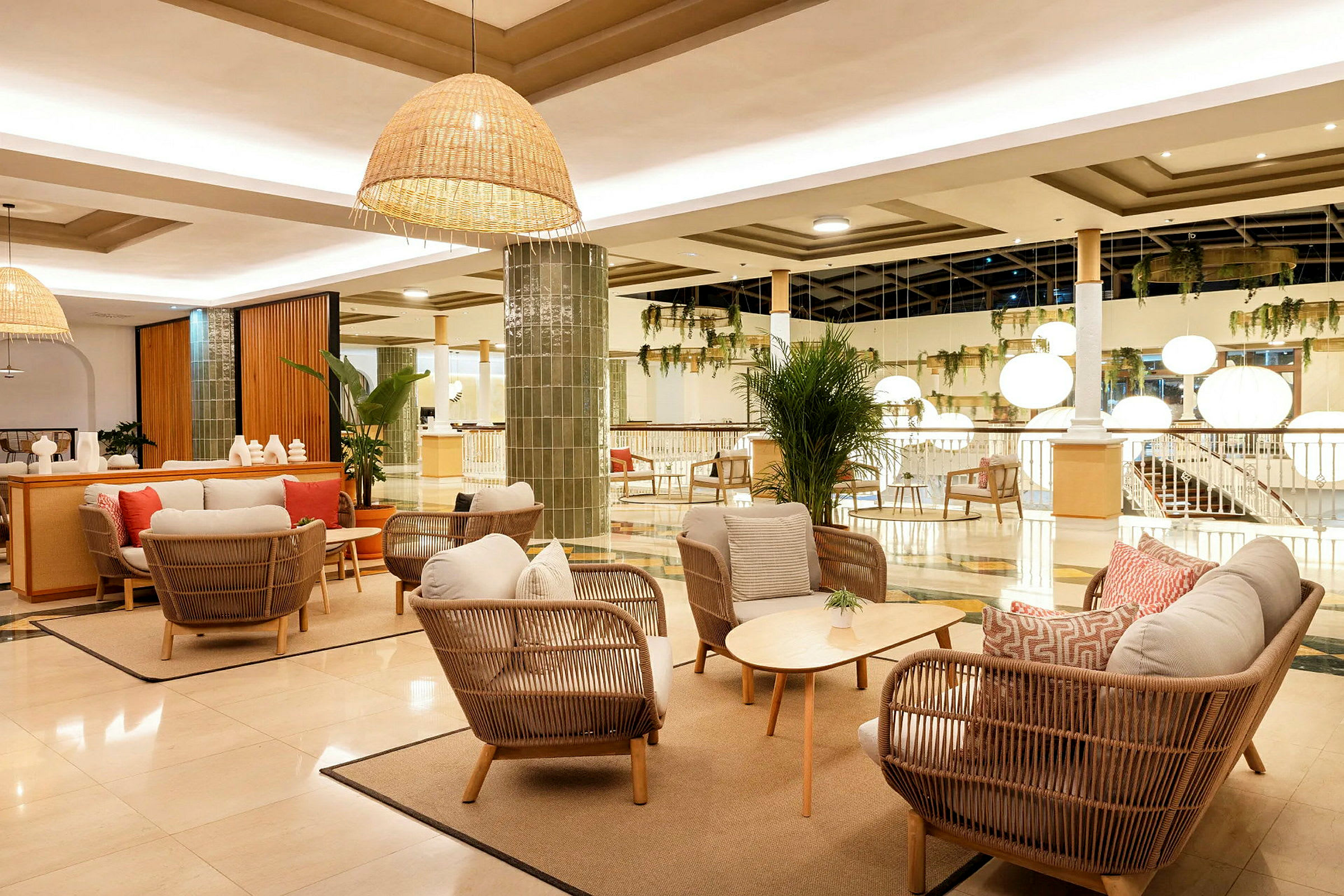 Lounge møbler i et moderne og lyst hotellområde. (AI-generert tekst)