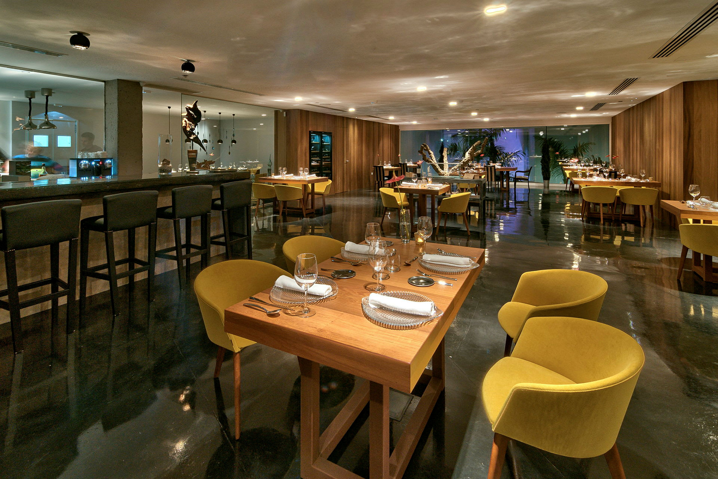 Elegant restaurant med dekkede bord og gullfargede stoler. (AI-generert tekst)