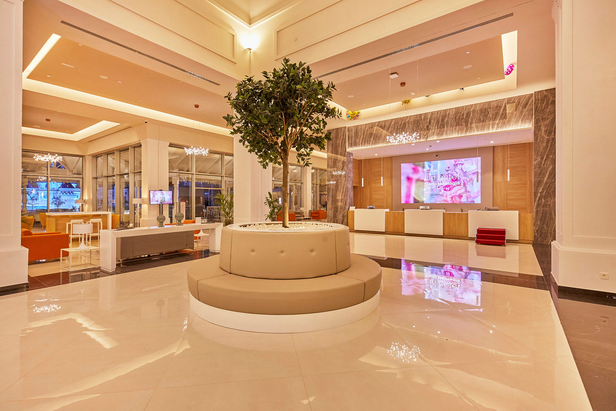 Hotellobby med sentralt plassert sittemøbel og tre. (AI-generert tekst)