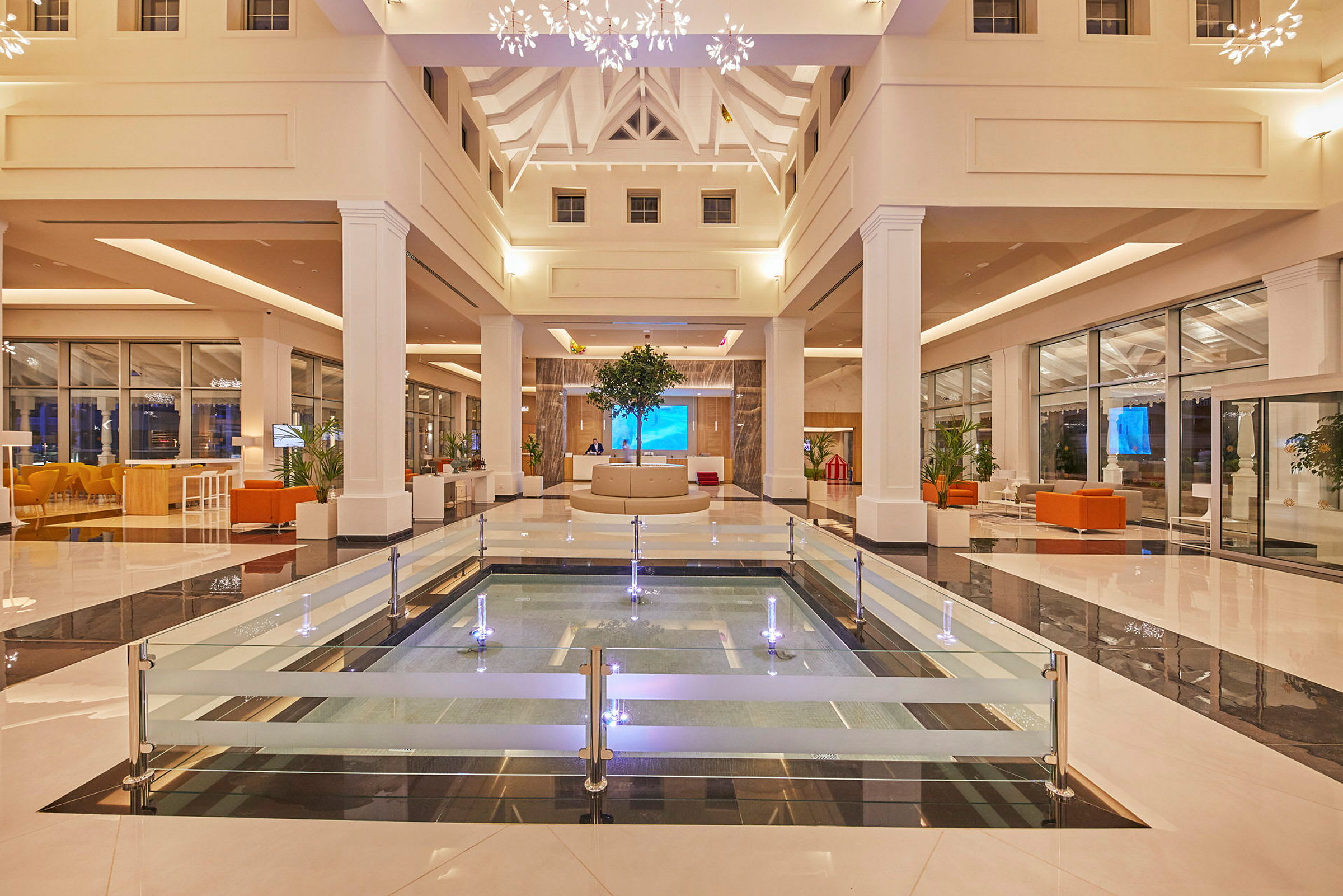 Lys og romslig hotellobby med moderne innredning. (AI-generert tekst)