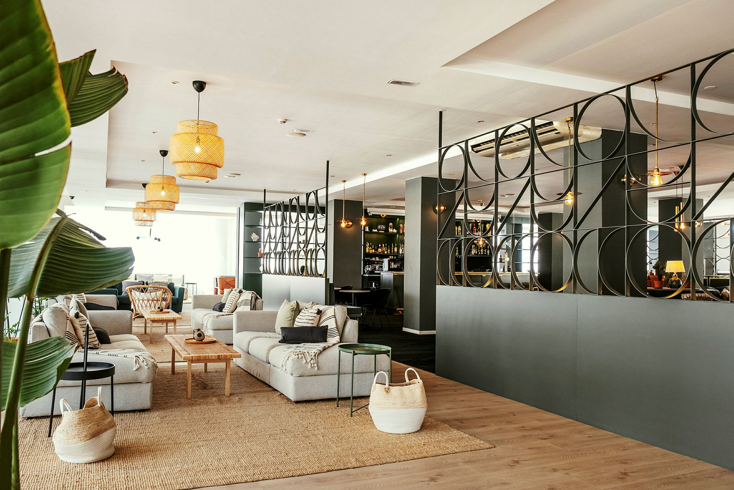 Moderne hotellobby med sofaer og bord. (AI-generert tekst)