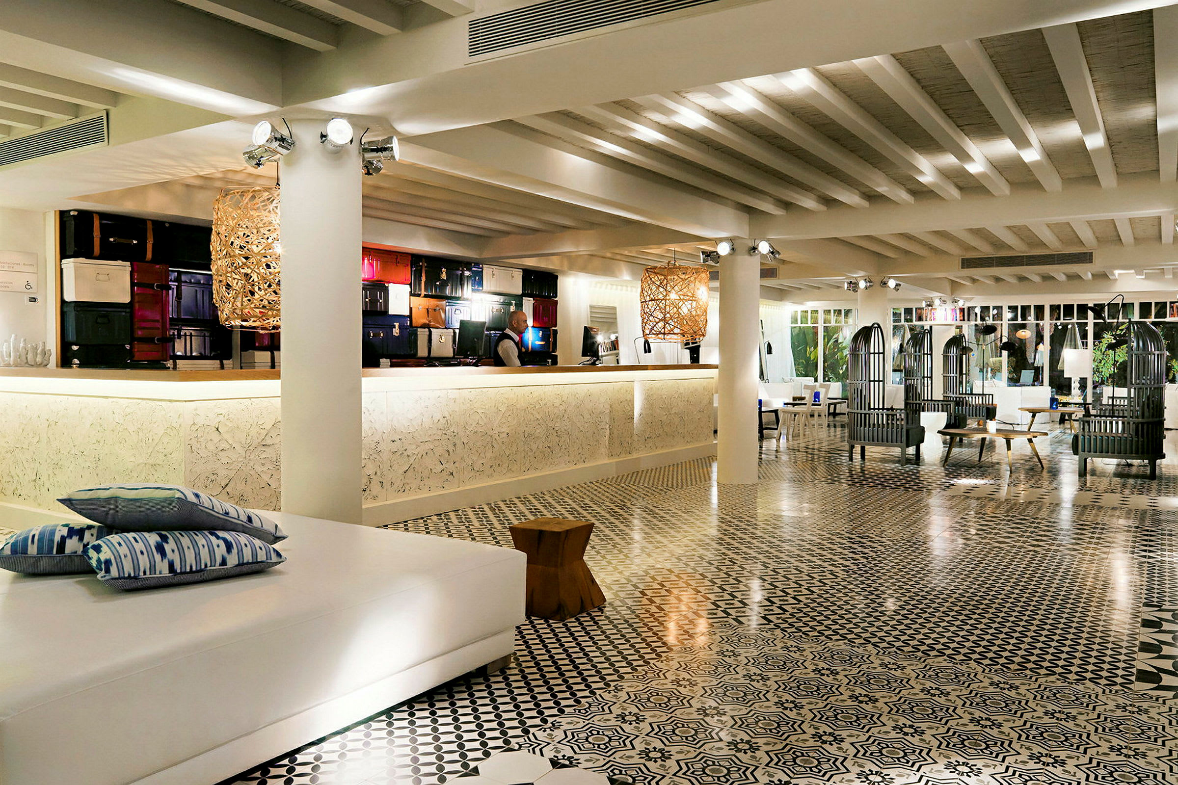 En elegant hotellobby med hvit innredning og mønstret gulv. (AI-generert tekst)