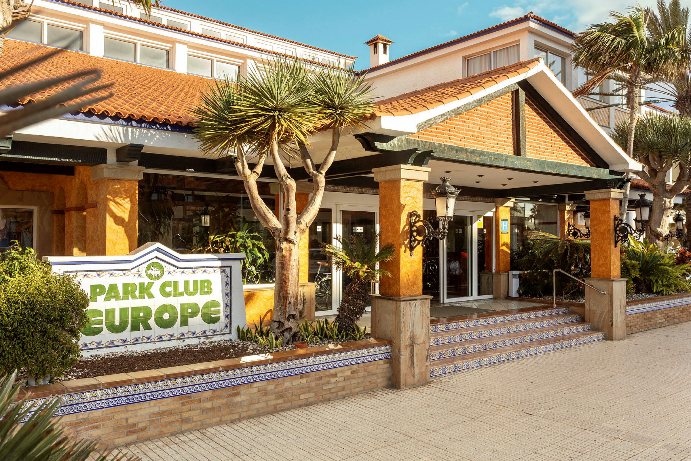 Hotellinngang med skilt som viser navnet Park Club Europe. (AI-generert tekst)