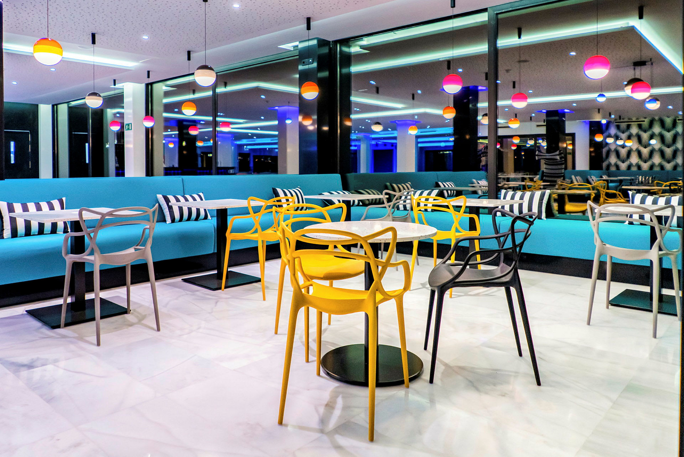 Restaurant med moderne møbler, fargerike stoler og sofaer. (AI-generert tekst)