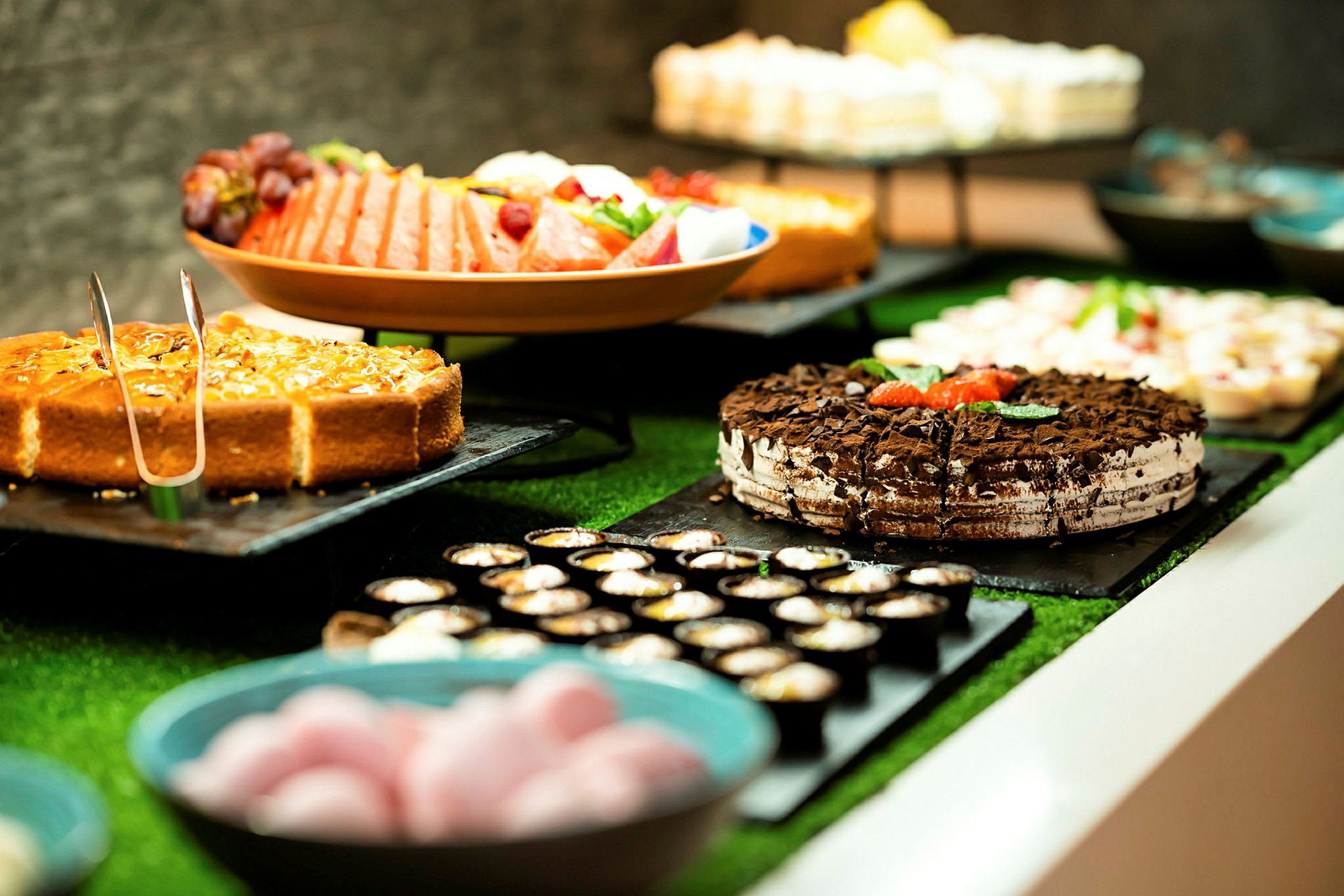 Et dessertbord med ulike bakverk og kaker. (AI-generert tekst)