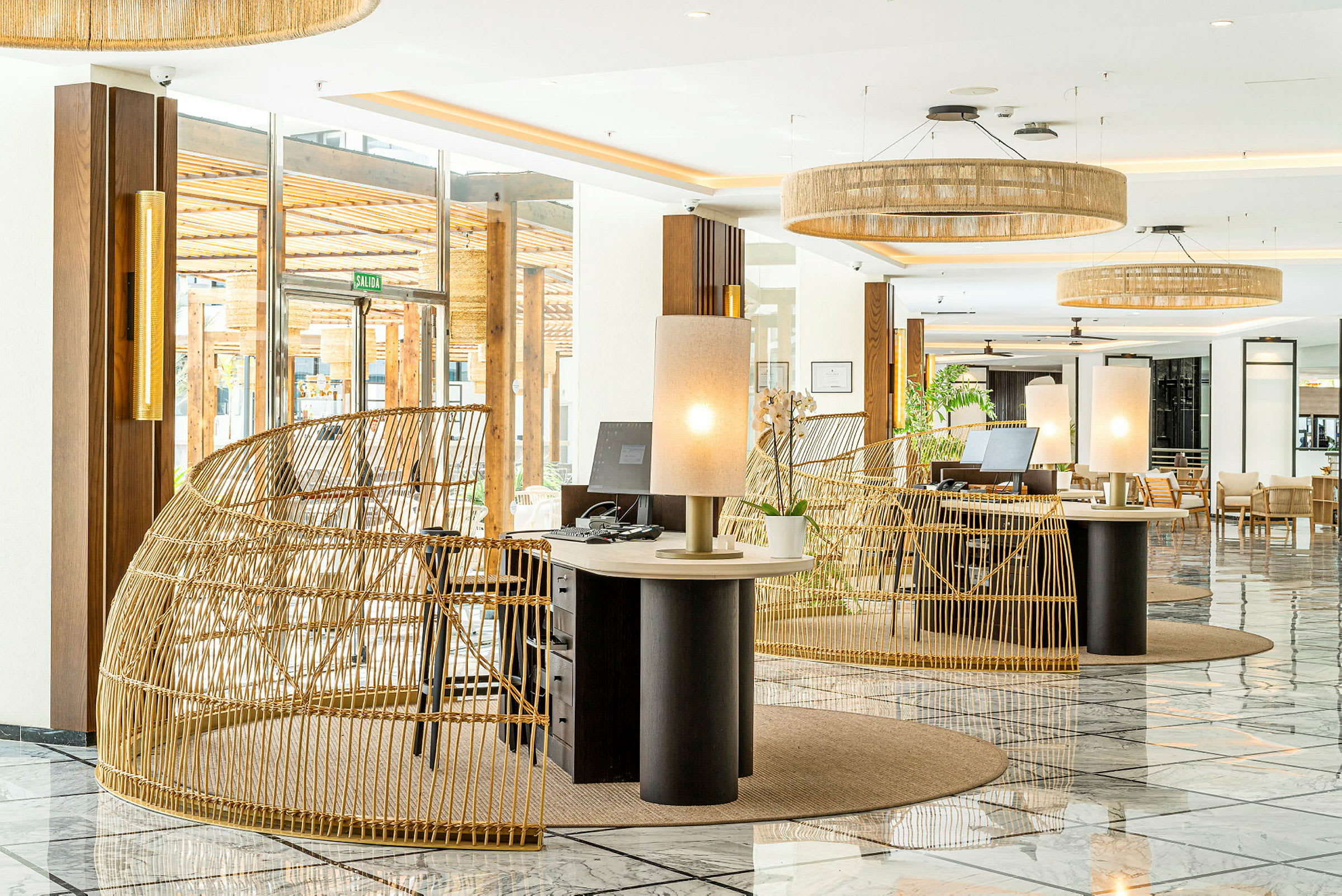 Interiør av en moderne lobby med designmøbler og store glassvinduer. (AI-generert tekst)