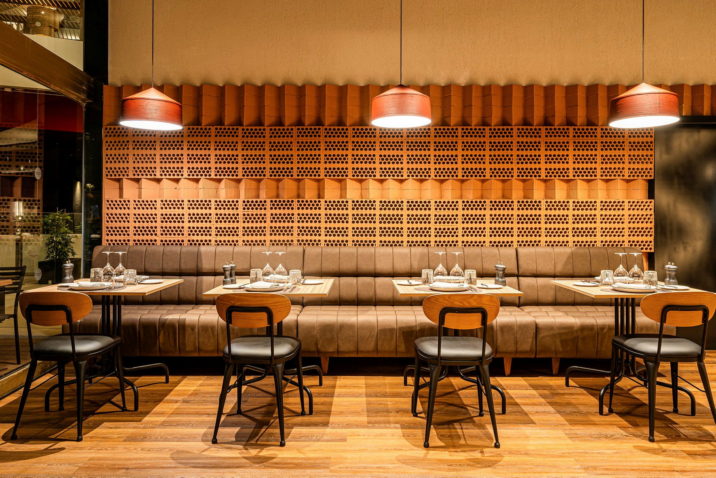 Restaurant med bord, stoler og en dekorert vegg. (AI-generert tekst)