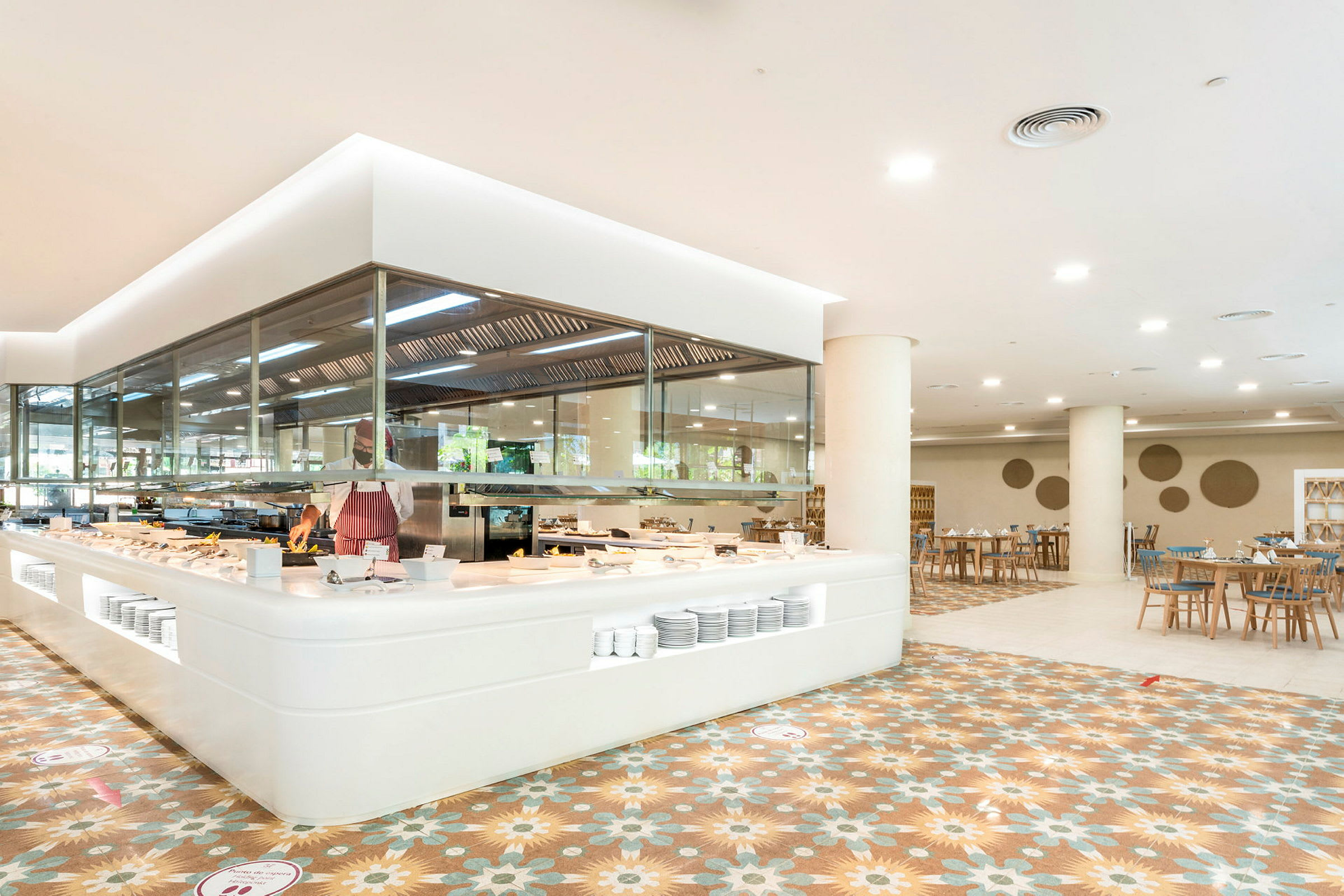 Bufféområde i en restaurant med moderne møbler og lys innredning. (AI-generert tekst)