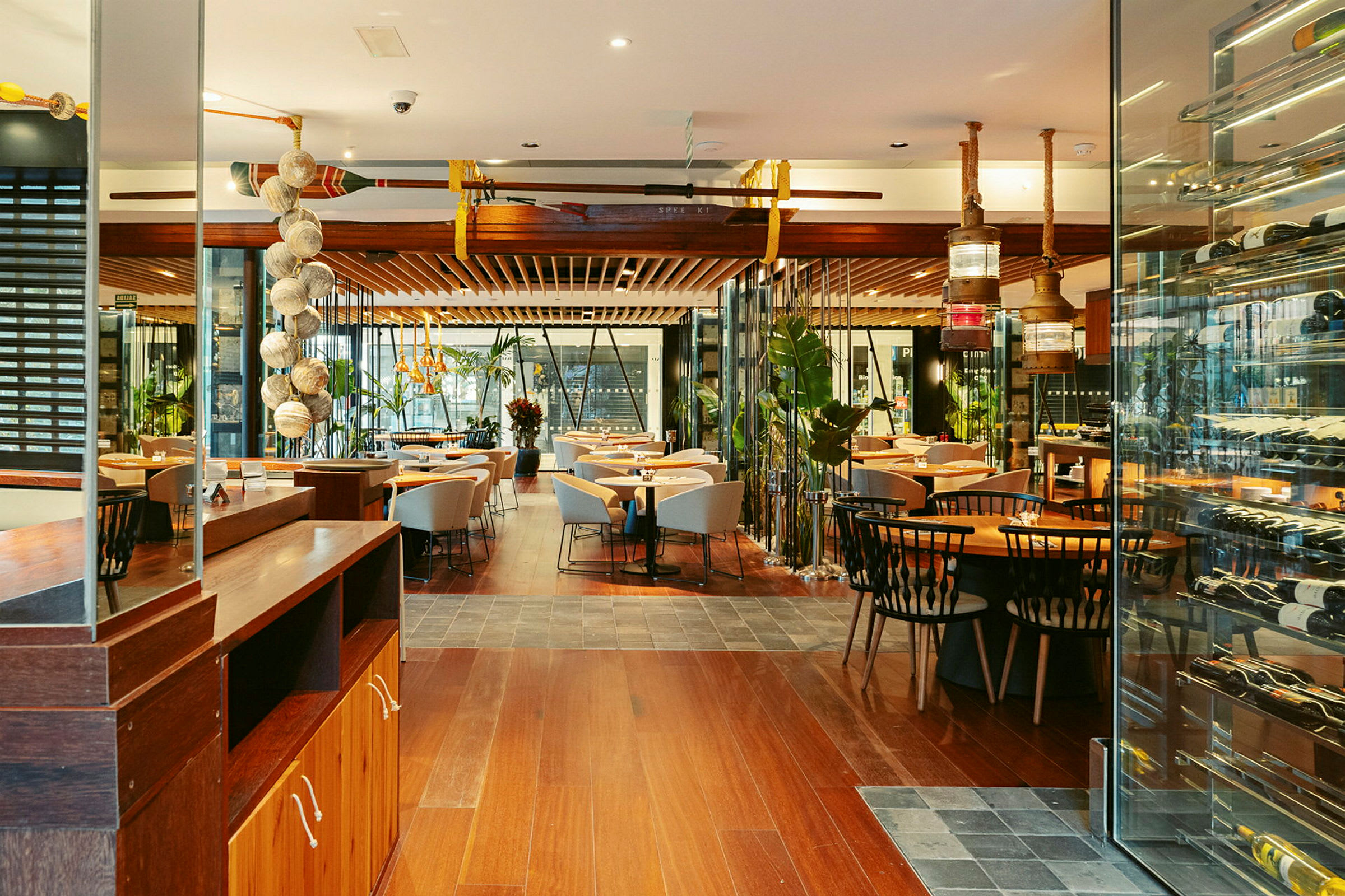 Et restaurantinteriør med tre detaljer, sitteplasser og dekorative elementer. (AI-generert tekst)