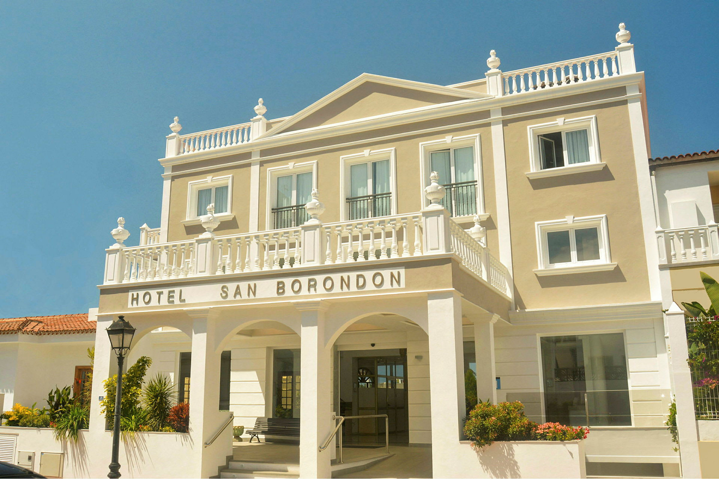 Hotel San Borondon med balkonger og en arkitektonisk fasade. (AI-generert tekst)