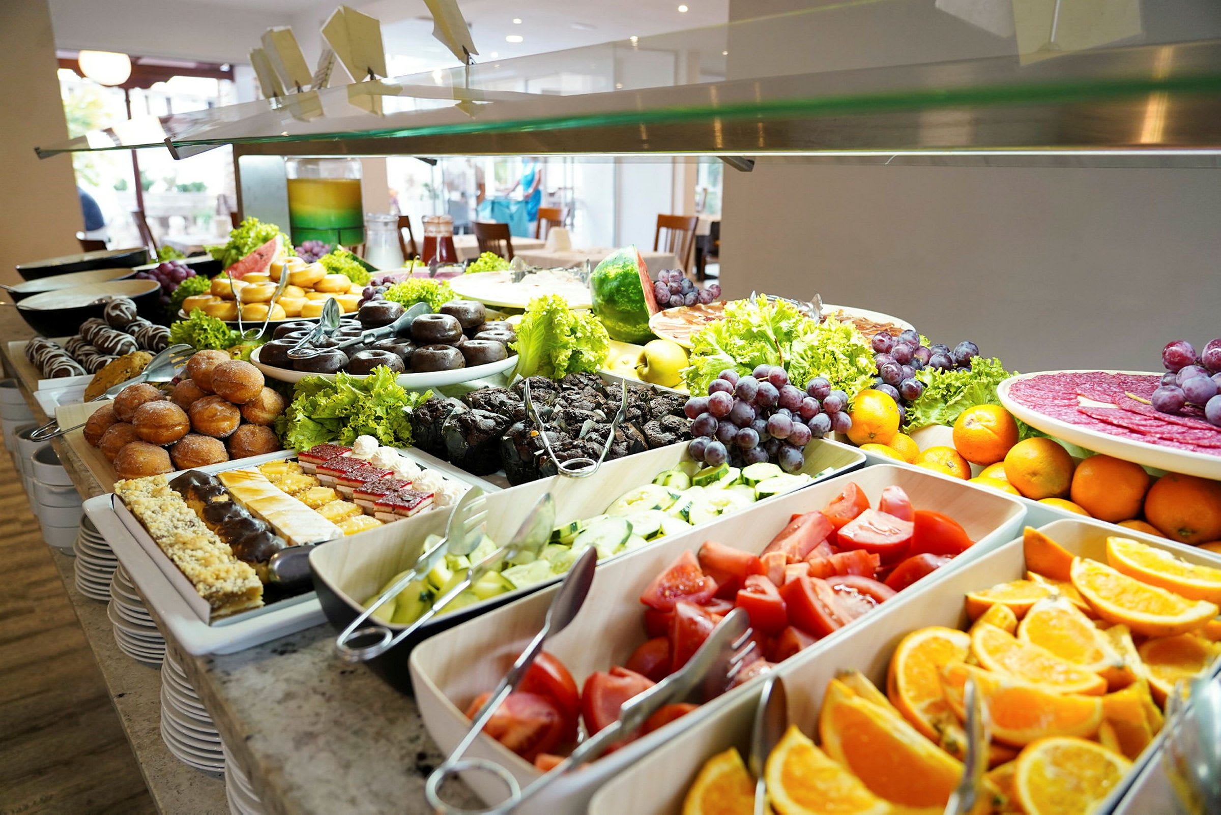 Bilde av en buffet med forskjellige retter og friske grønnsaker. (AI-generert tekst)