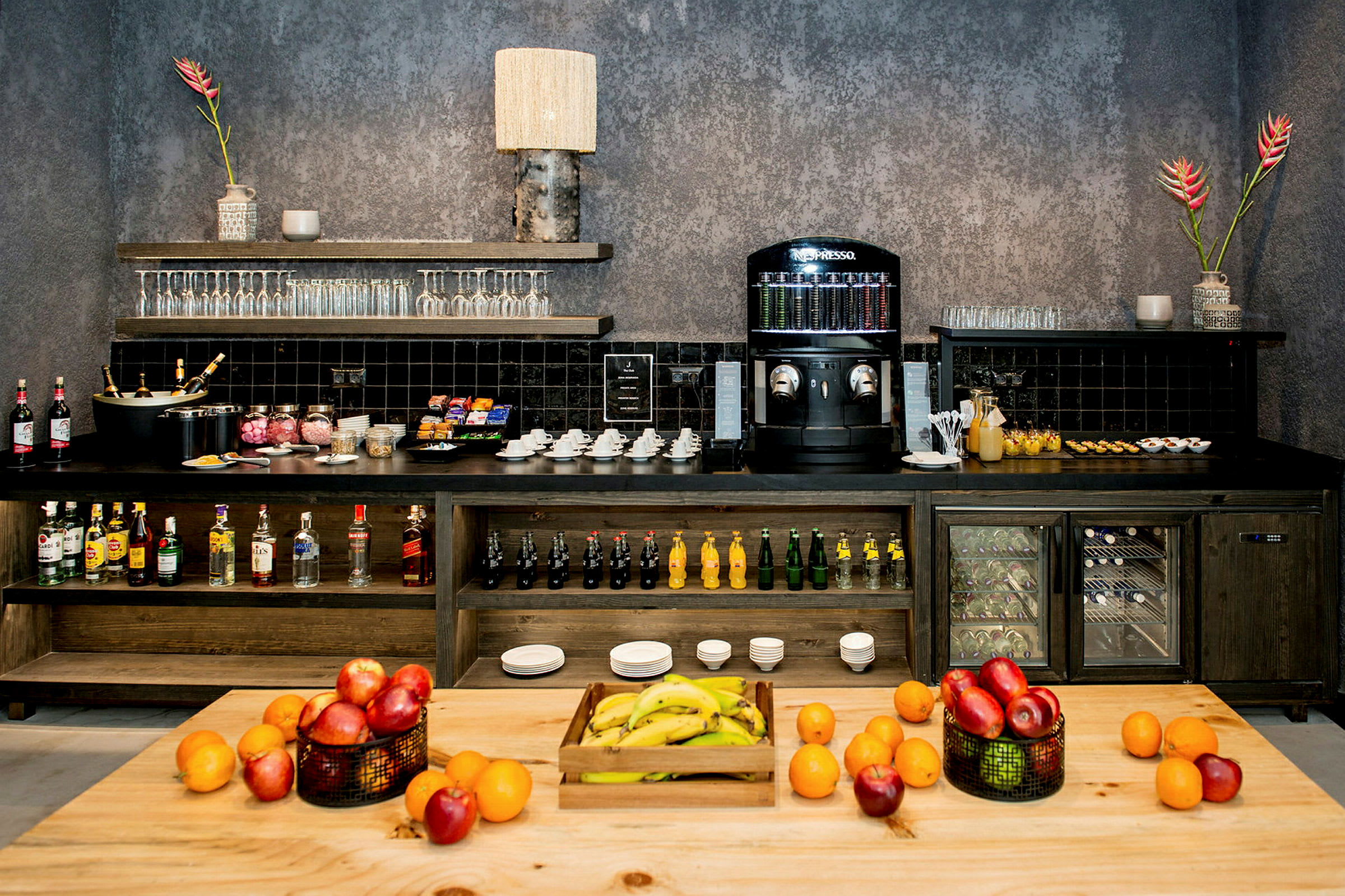 Bilde av en hotellservicedisk med frukt og drikke. (AI-generert tekst)