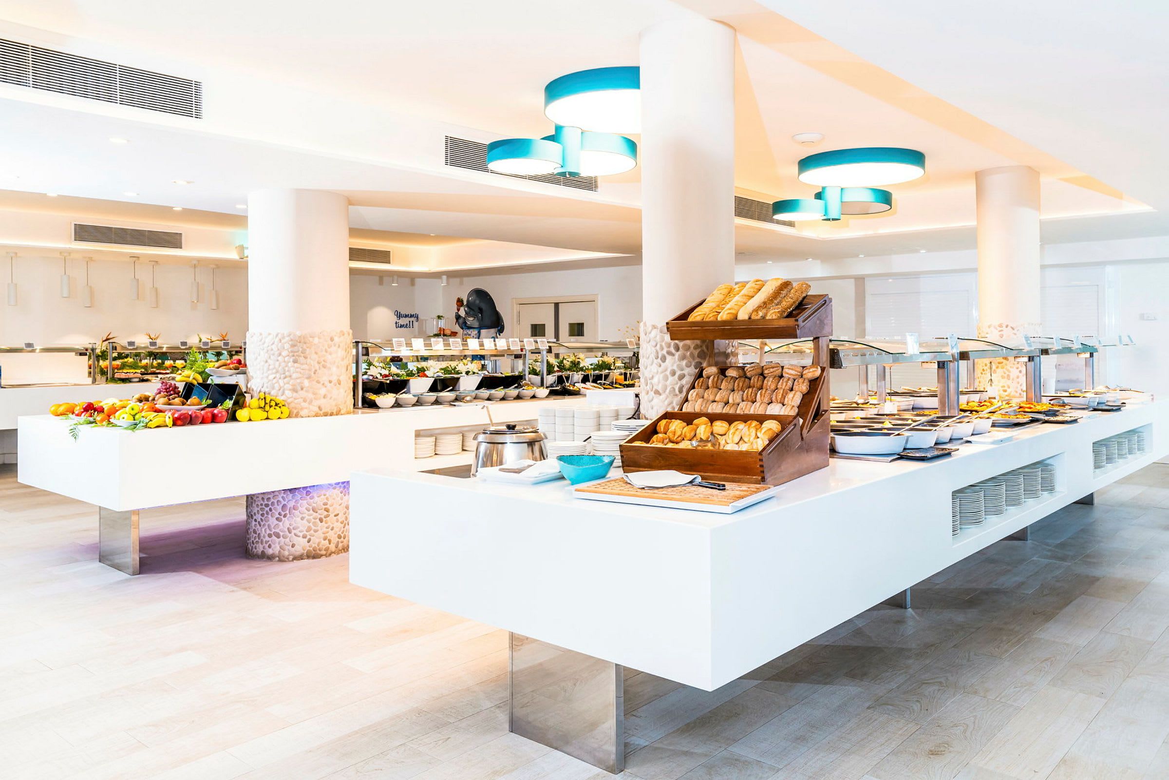 Bilde av en hotellbuffet med brød, frukt og varm tilberedt mat. (AI-generert tekst)