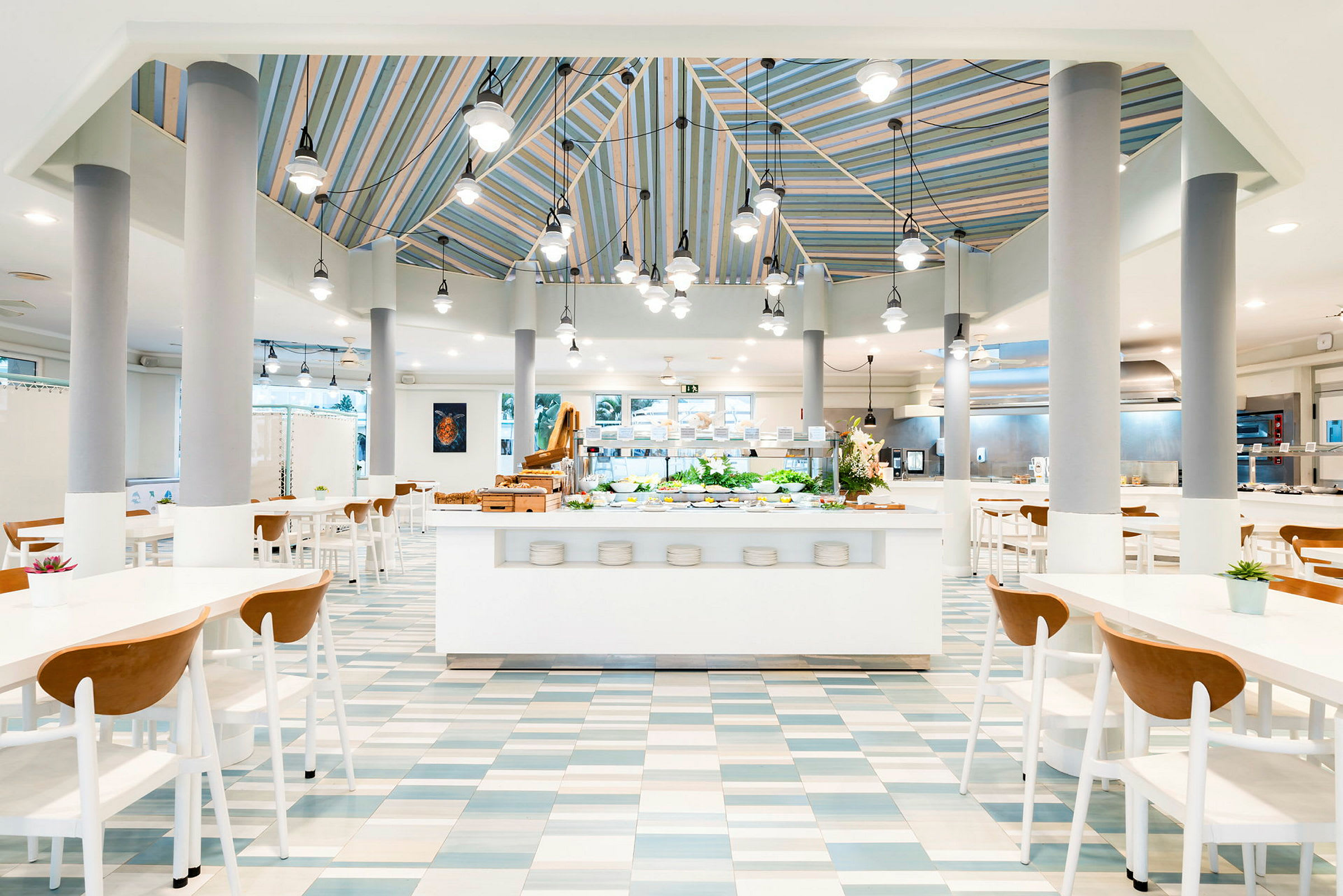 Bilde av en restaurant med dekkede bord og dekorativ takbelysning. (AI-generert tekst)