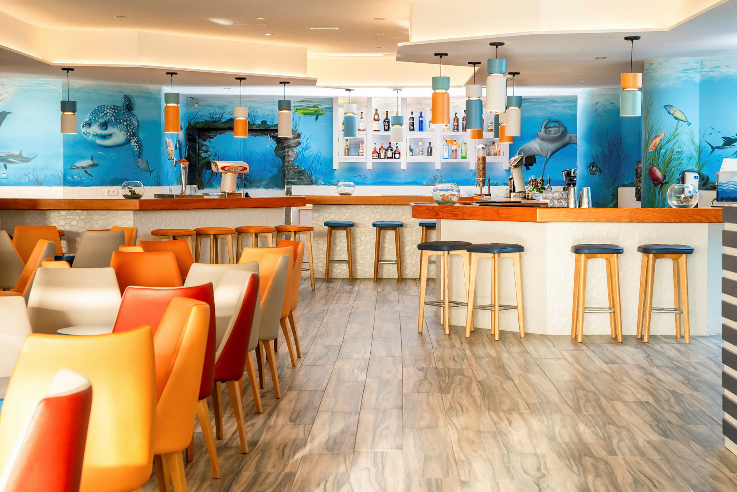 Bilde av en fargerik restaurant med undervannstema og en bar. (AI-generert tekst)