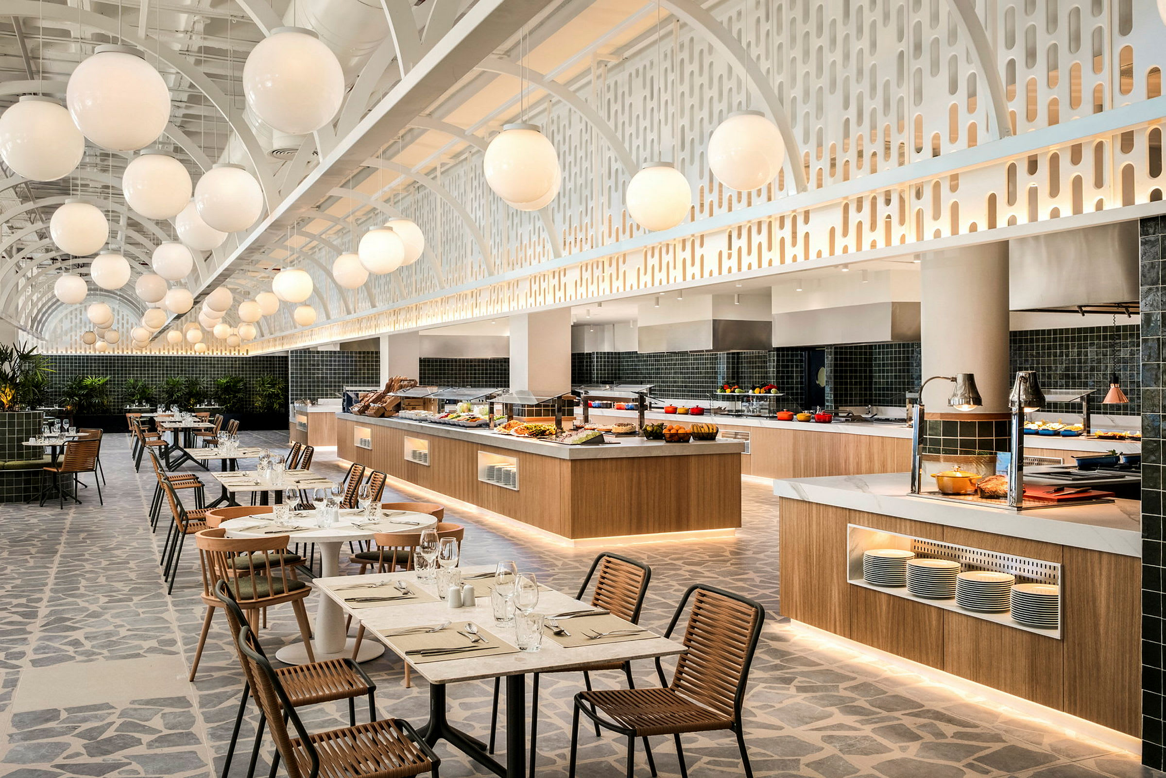 Innredningsbilde av en stilren bufférestaurant med dekkede bord og moderne detaljer. (AI-generert tekst)