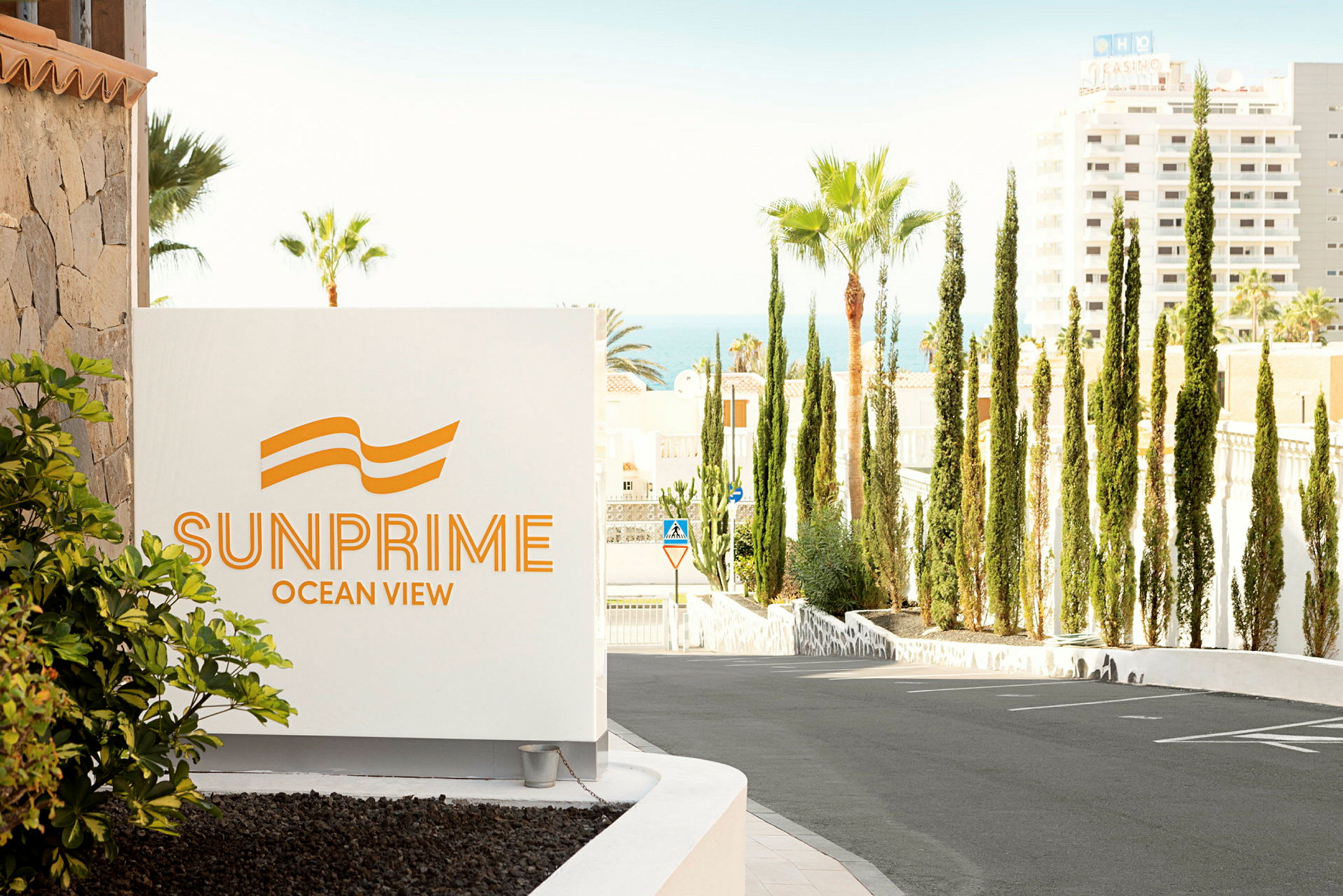 Skilt med teksten Sunprime Ocean View ved inngangen til hotellområdet. (AI-generert tekst)