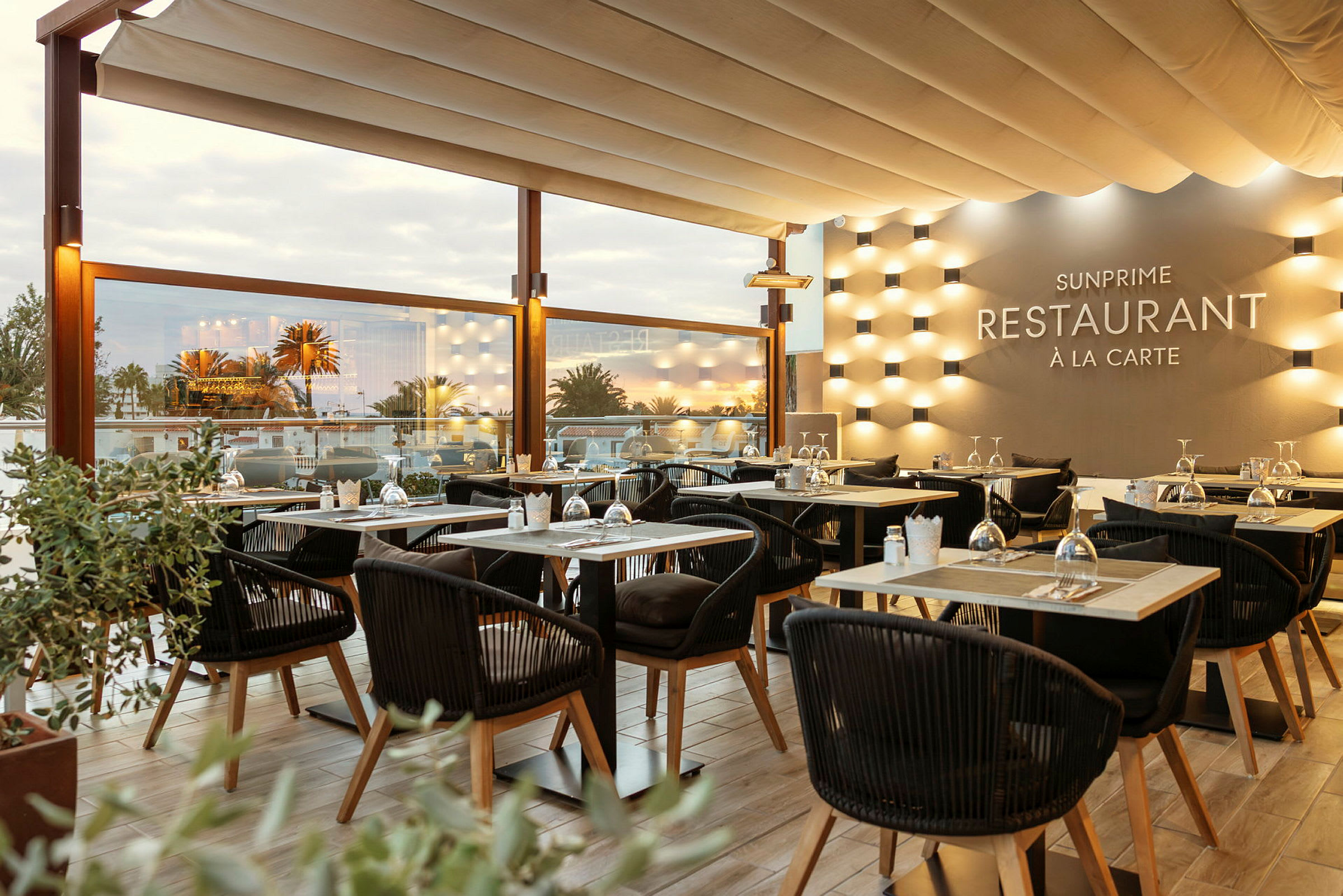 Solbelyst restaurantmiljø med elegant oppsatte bord og stoler. (AI-generert tekst)