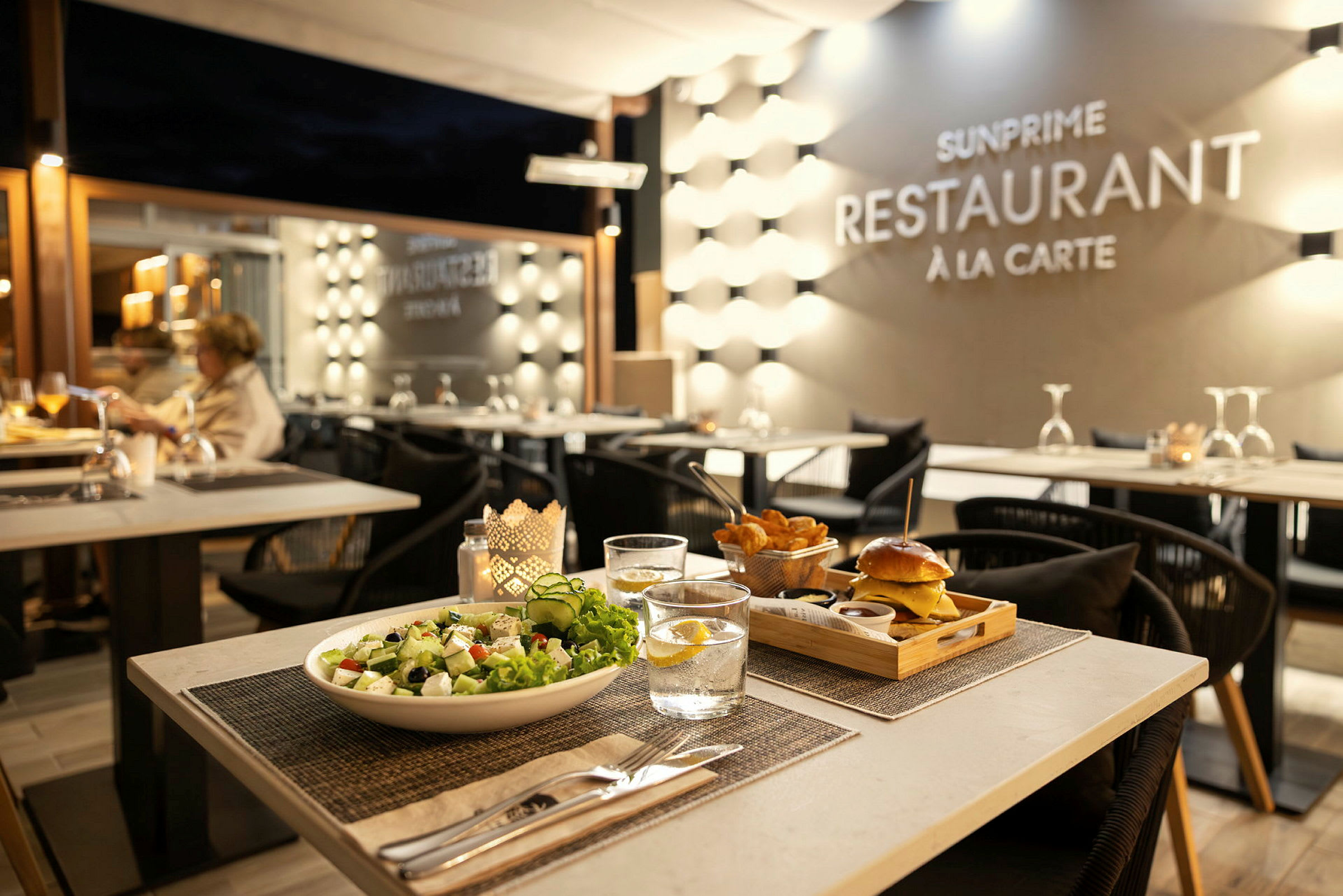 En restaurant med middag oppstilt på et bord. (AI-generert tekst)