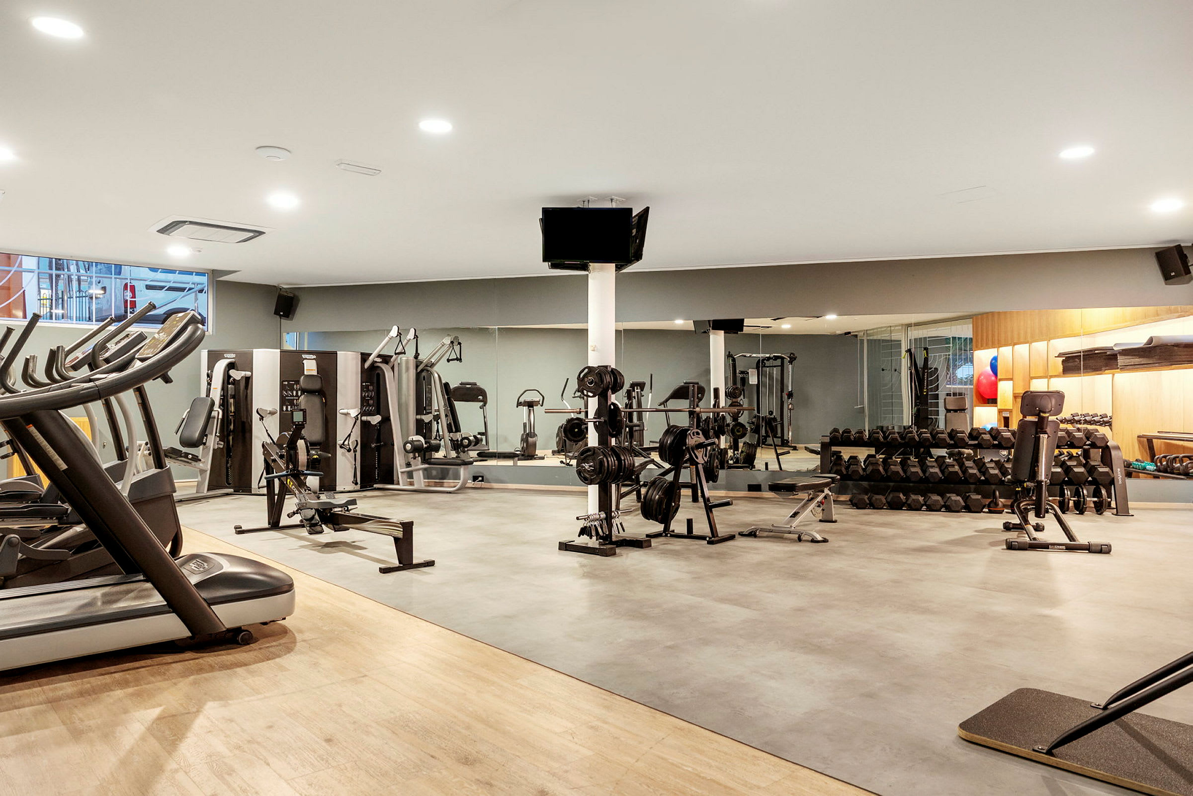 Gym med treningsutstyr. (AI-generert tekst)