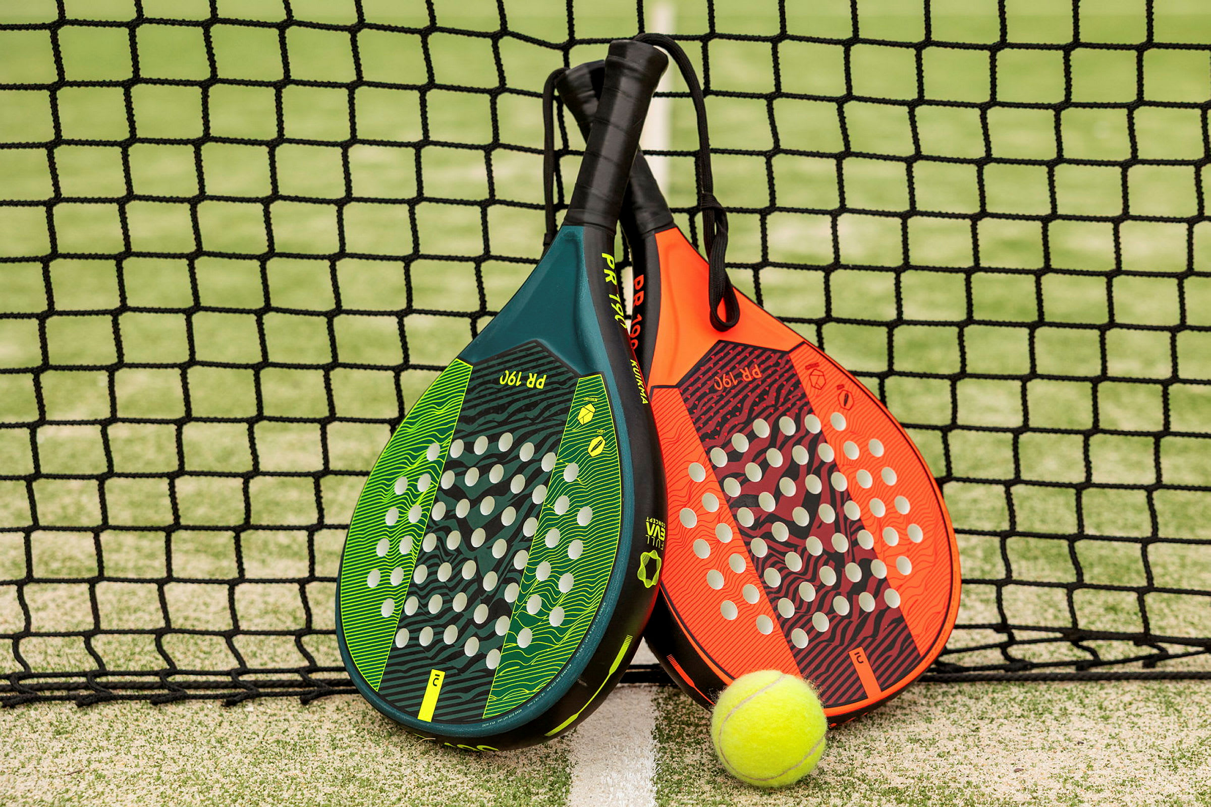 To padelracketer og en ball foran et nett. (AI-generert tekst)