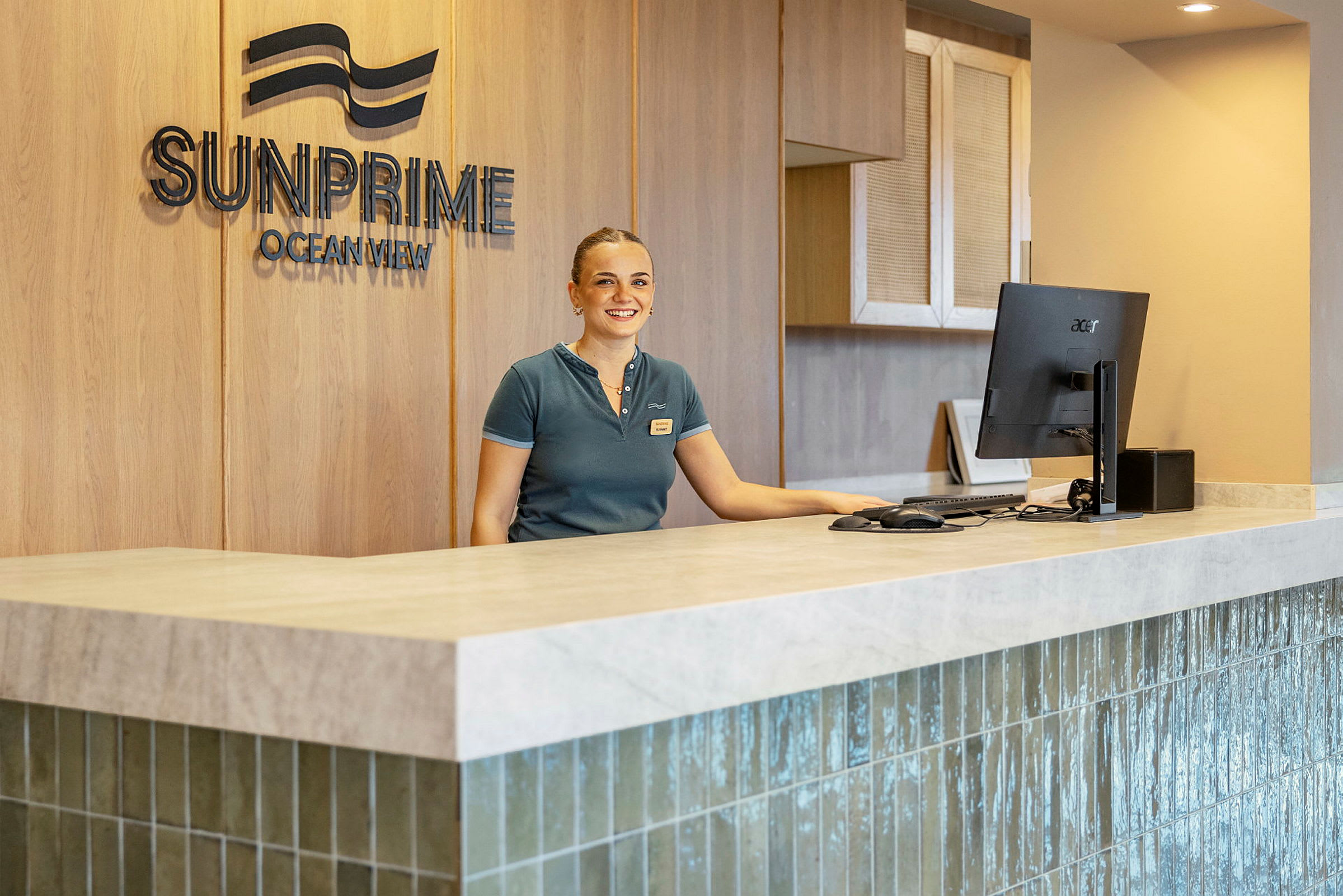 Resepsjonen på Sunprime Ocean View. (AI-generert tekst)