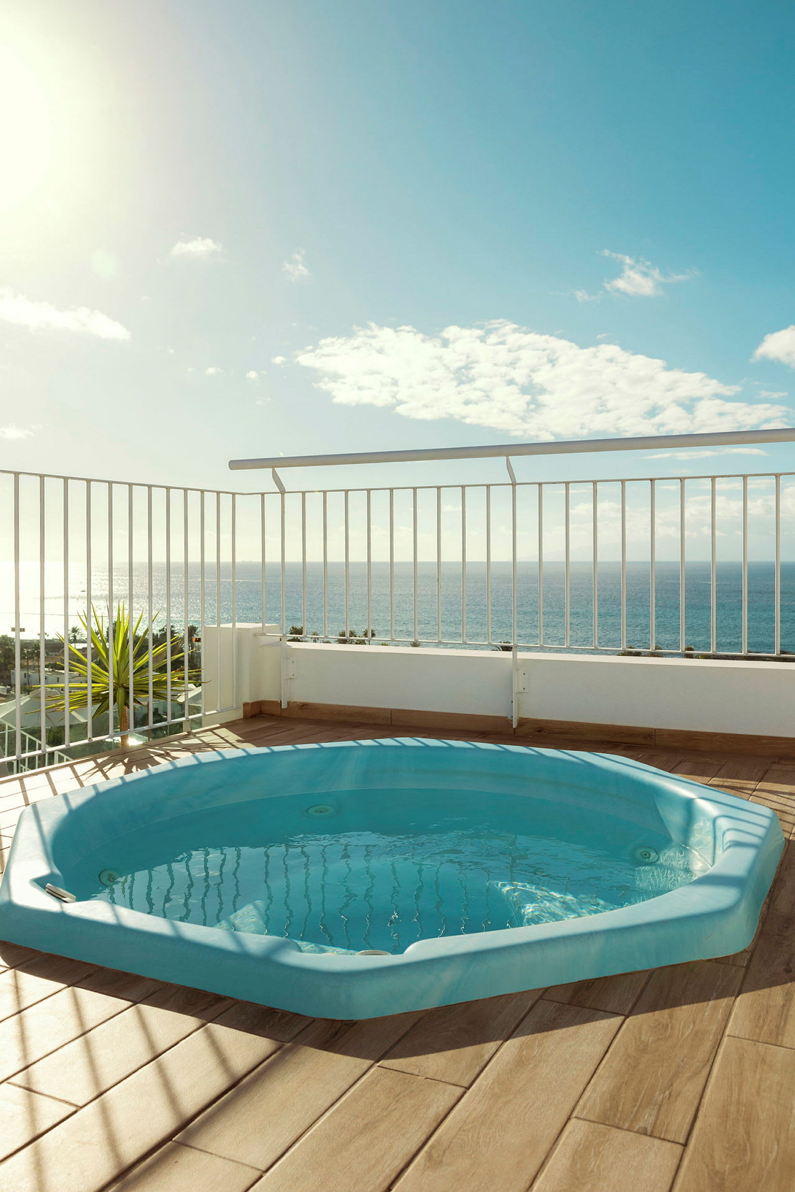 Bilde av et boblebad på en terrasse med utsikt over havet. (AI-generert tekst)