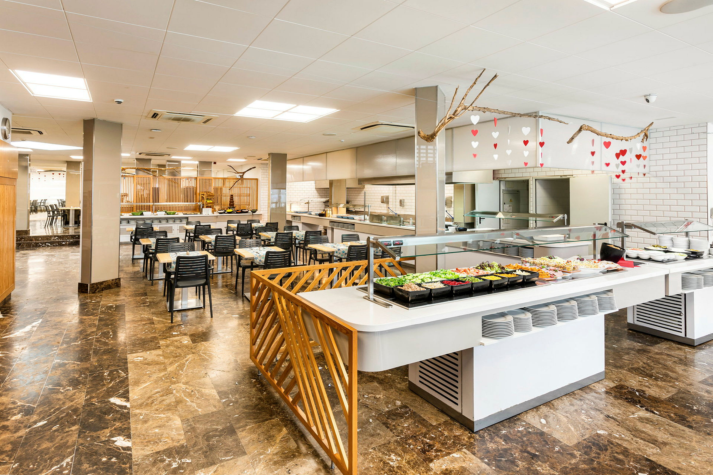 Bilde av en moderne restaurant med bufféområde og sitteplasser. (AI-generert tekst)