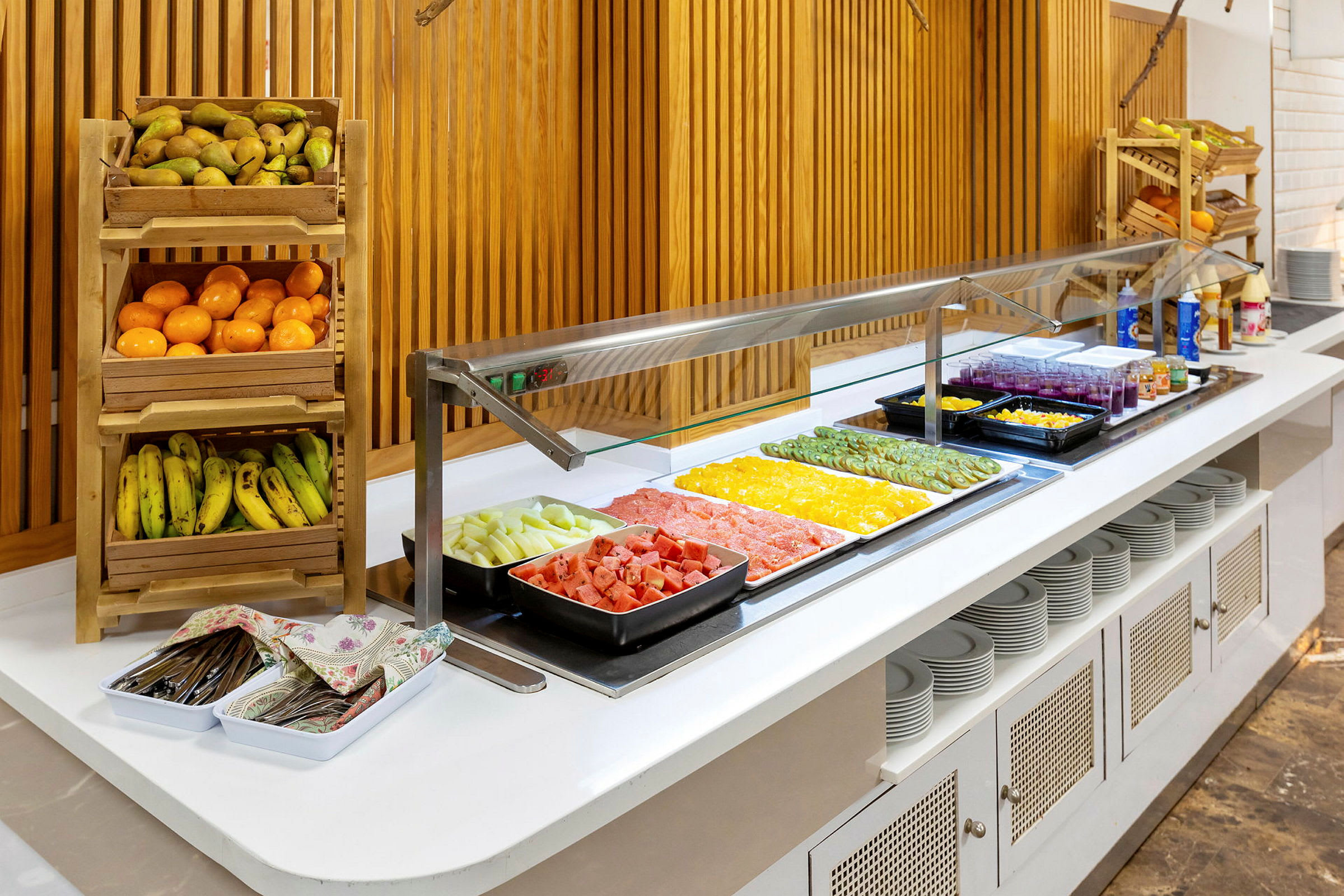 Buffet med ferske frukter og salatingredienser. (AI-generert tekst)