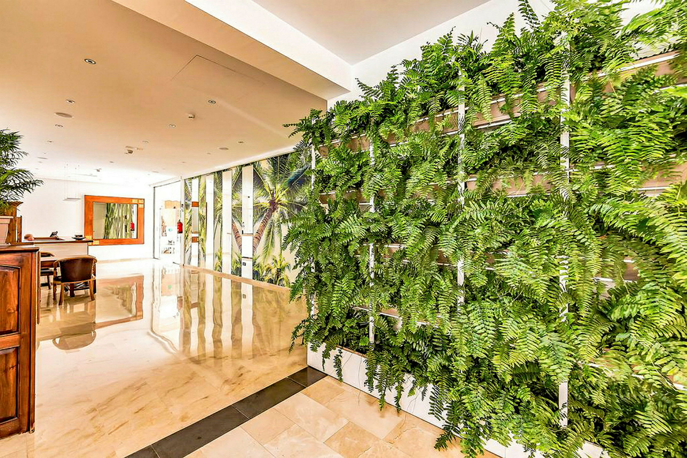 En innendørs vegg med grøntområder og en polert gulvoverflate. (AI-generert tekst)