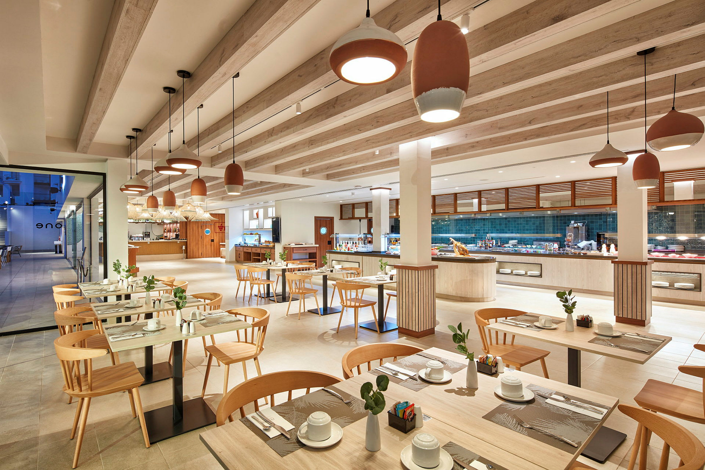 En moderne og lys restaurant med trebord og stoler, dekorert med planter. (AI-generert tekst)