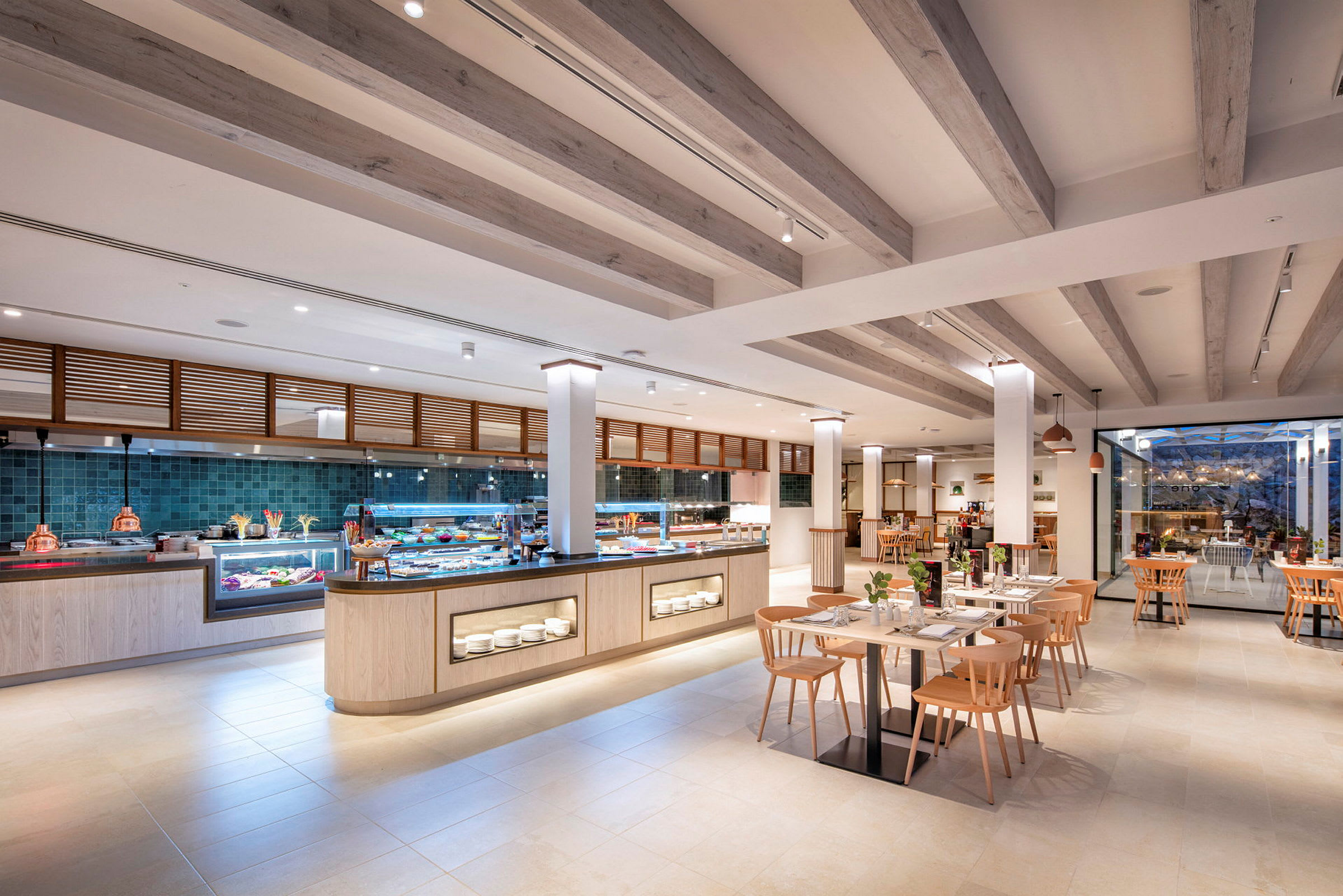 Interiør av en romslig restaurant med et moderne bufféområde og sitteplasser. (AI-generert tekst)