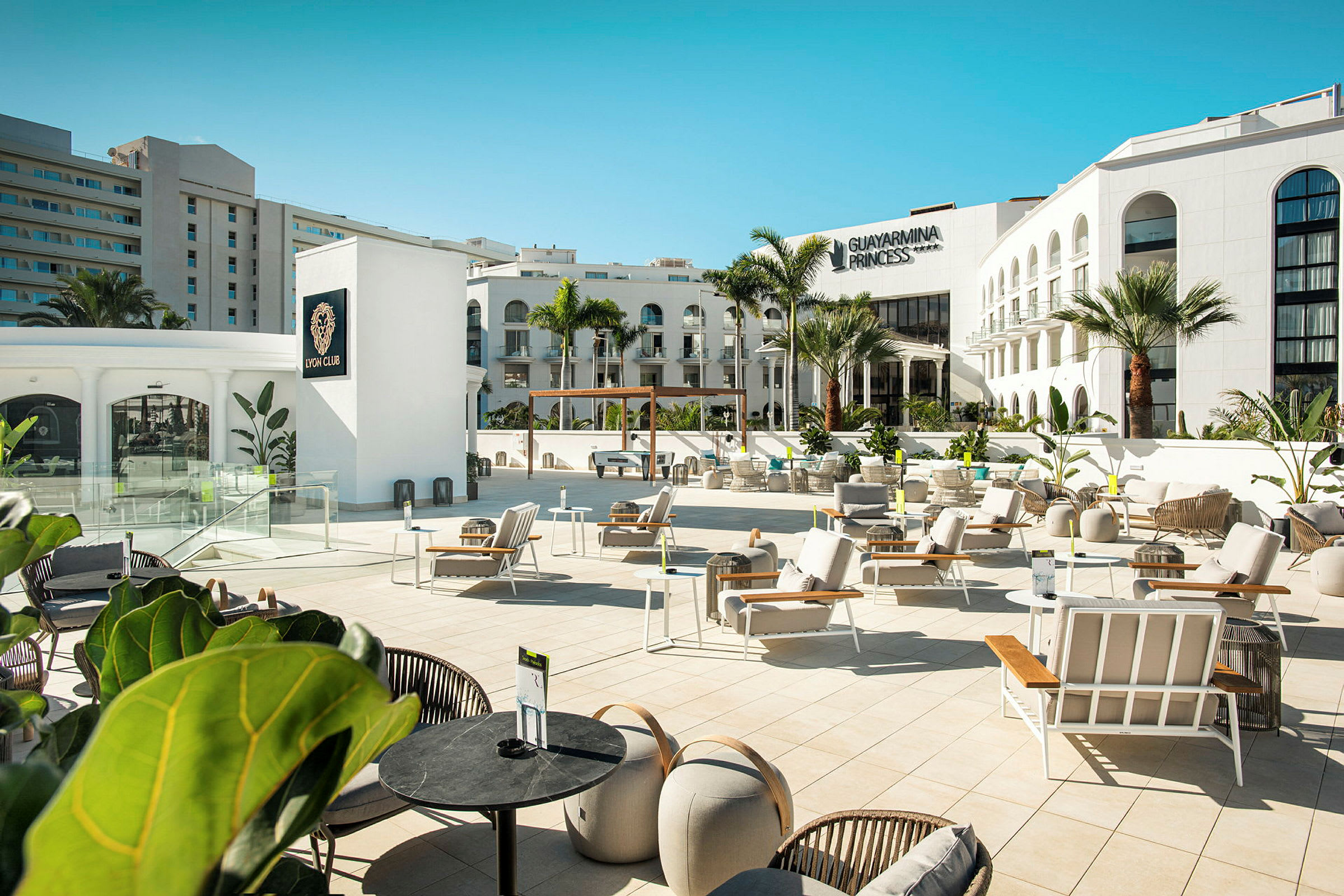 Bilde av en utendørsterrasse ved Guayarmina Princess hotell med solsenger og moderne innredning. (AI-generert tekst)
