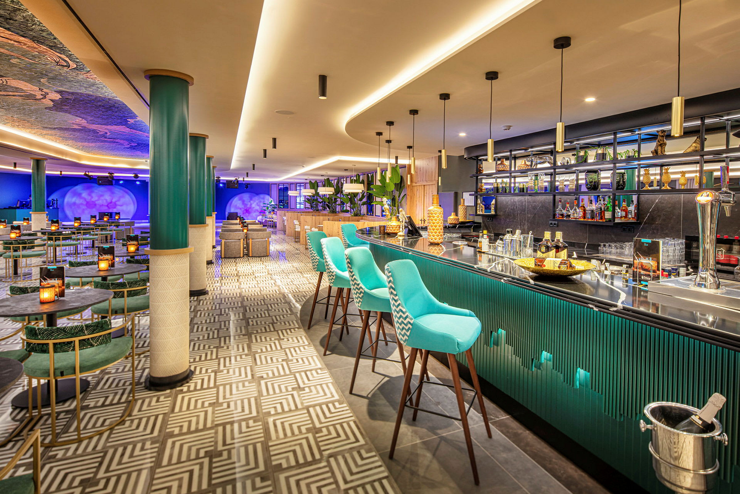 Moderne bar og lounge med fargerike stoler og dekorasjoner. (AI-generert tekst)