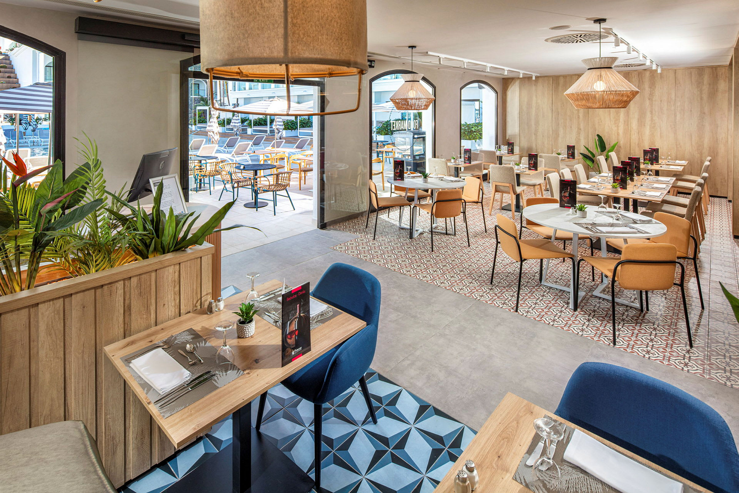 Restaurantinteriør med moderne møbler og utsikt mot en terrasse. (AI-generert tekst)