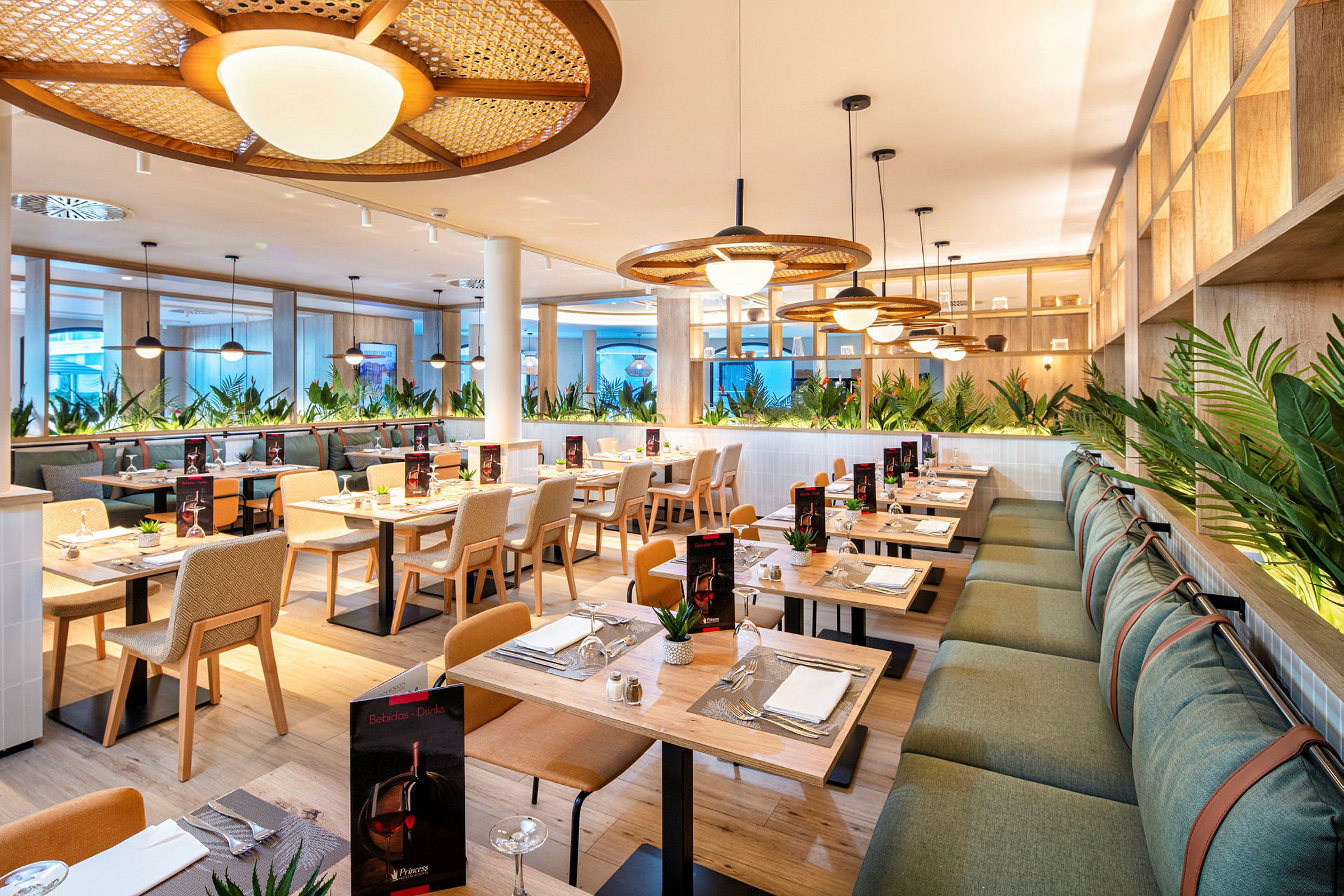 En elegant restaurant med bord og stoler samt grønne planter som dekorasjon. (AI-generert tekst)
