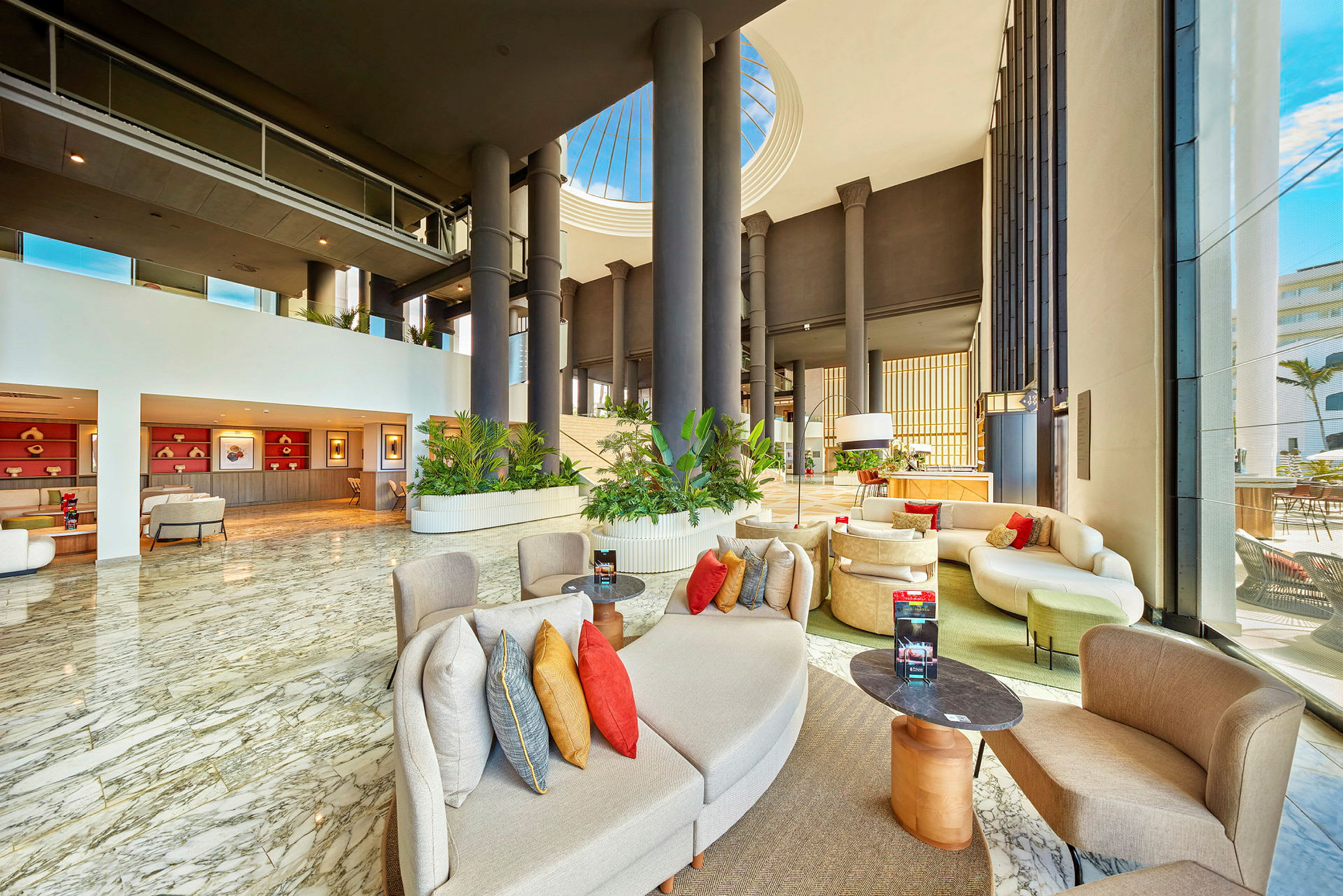 Moderne hotellobby med marmorgulv, sitteplasser og grønne planter. (AI-generert tekst)